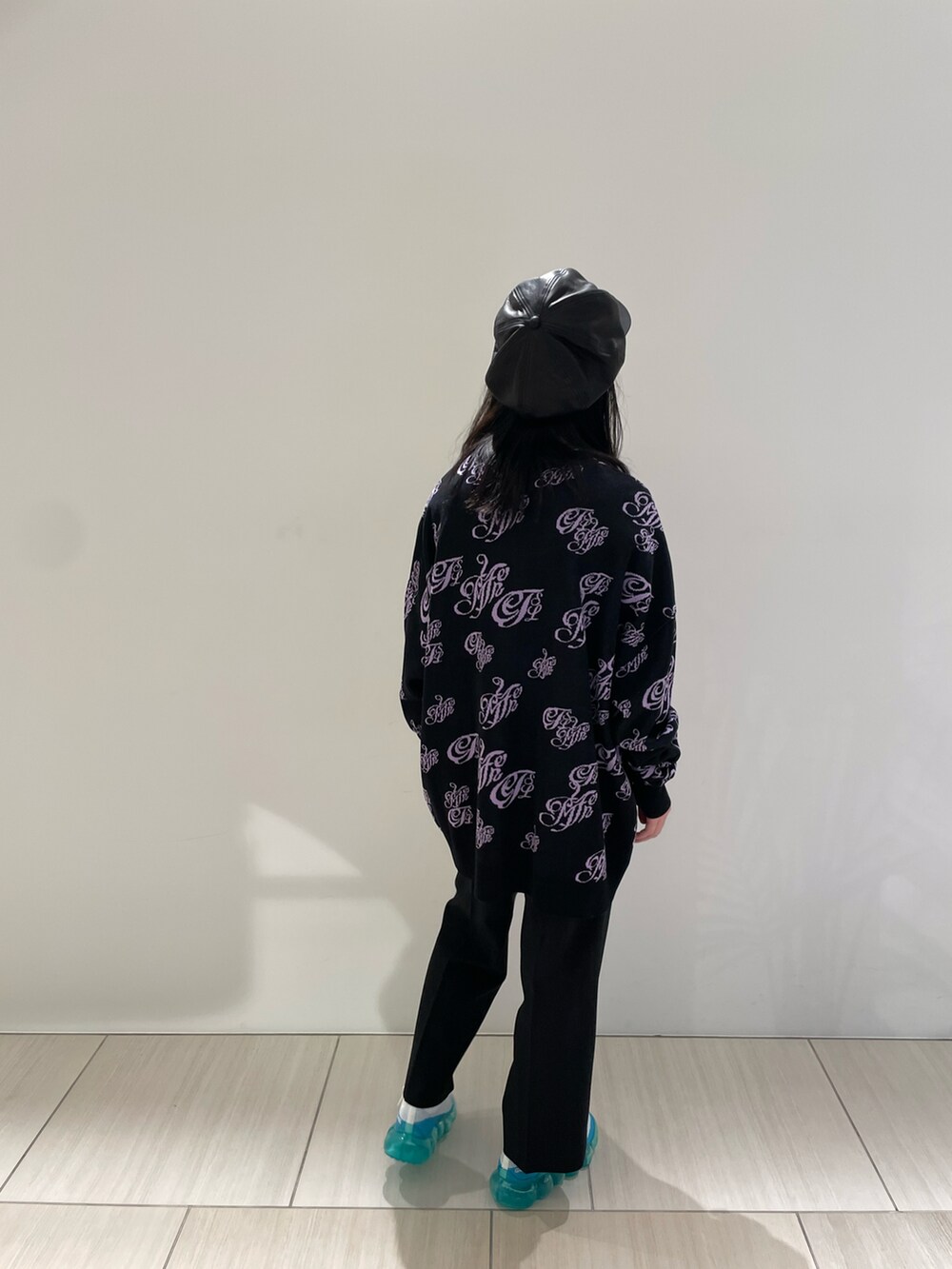 ブラック系のニット/セーター、ブルー系のスニーカー、ブラック系の帽子を着用したメンズの冬コーディネートの3枚目の写真