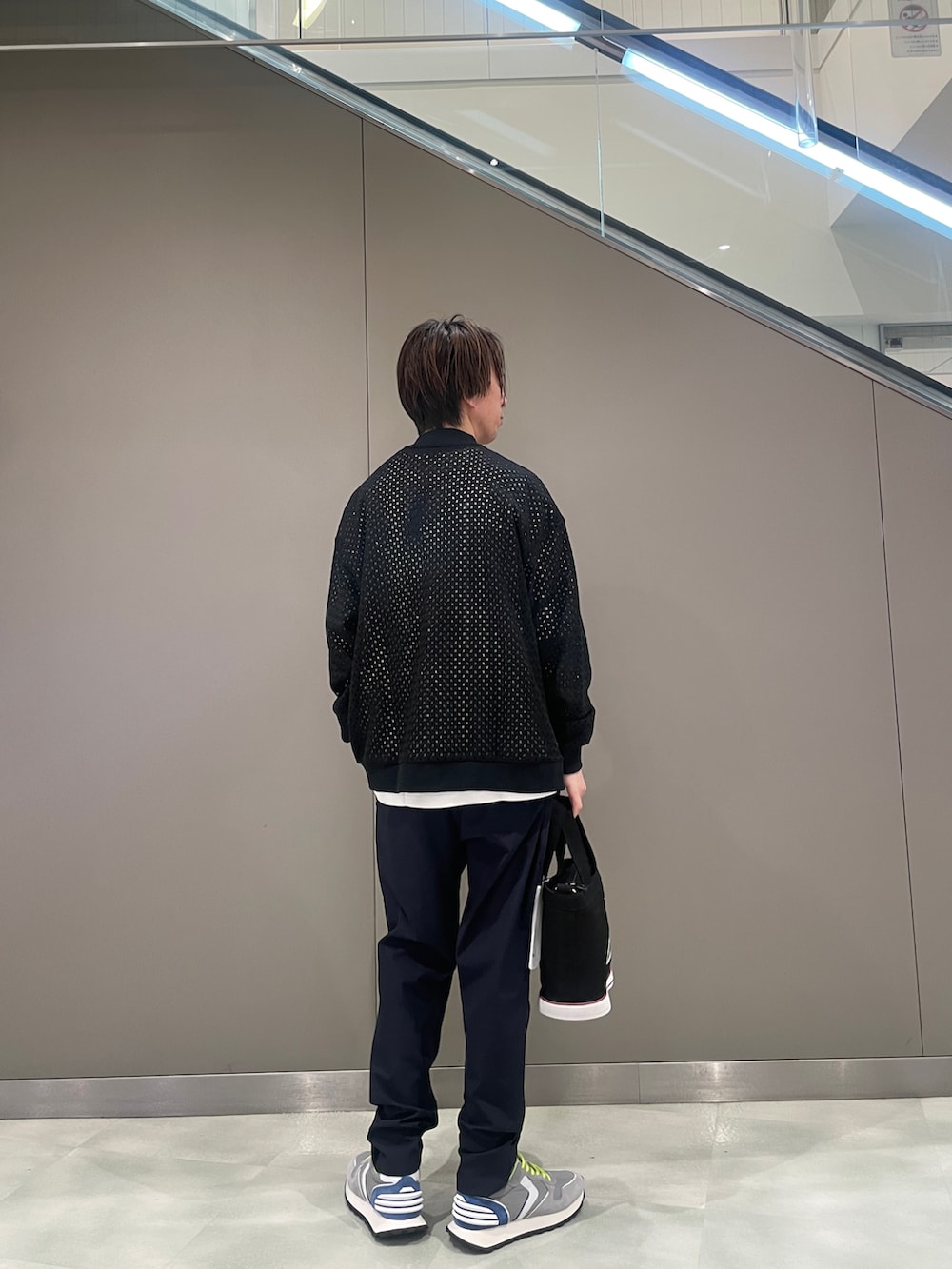 ホワイト系のTシャツ/カットソー、ブラック系のブルゾン、ブラック系のショルダーバッグを着用したメンズの春コーディネートの4枚目の写真