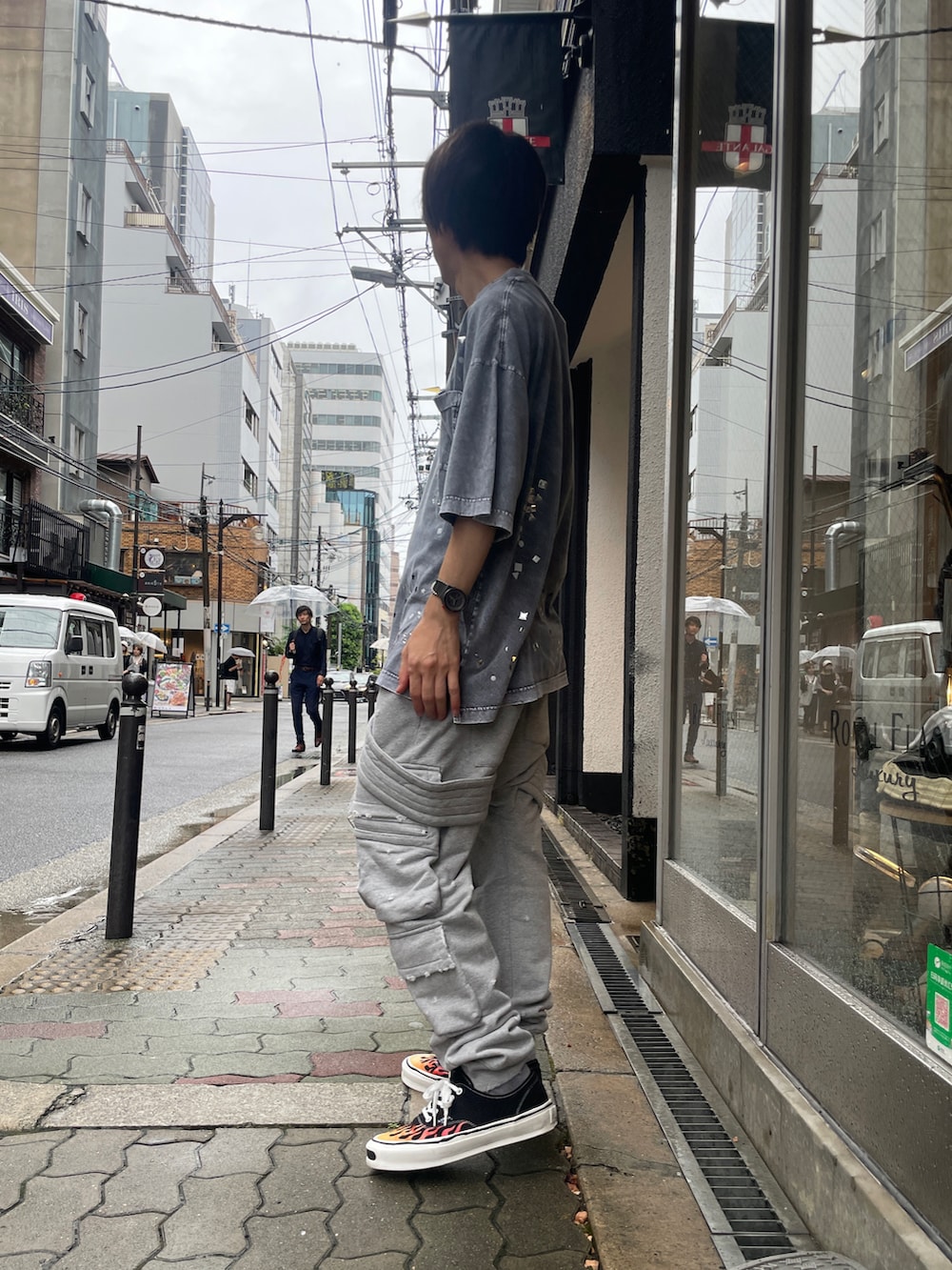 グレー系のTシャツ/カットソー、グレー系のスウェットパンツ、ブラック系のスニーカーを着用したメンズの夏コーディネートの2枚目の写真