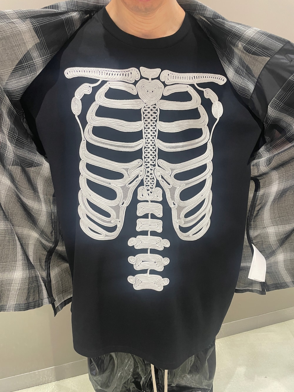 ブラック系のシャツ/ブラウス、ブラック系のTシャツ/カットソー、ブラック系のパンツを着用したメンズの夏コーディネートの4枚目の写真