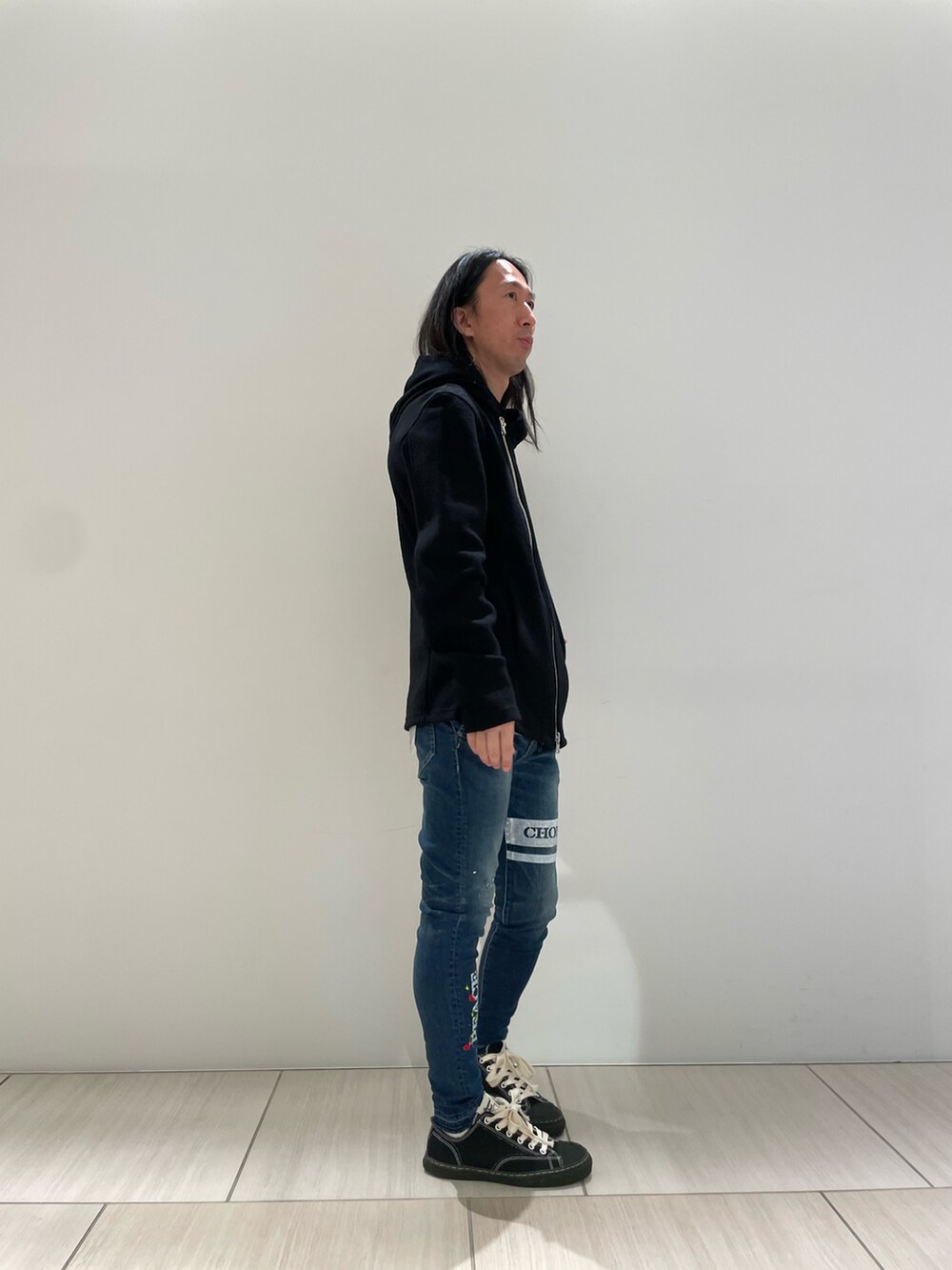 ブラック系のブルゾン、その他のデニムパンツ、ブラック系のスニーカーを着用したメンズの秋コーディネートの5枚目の写真