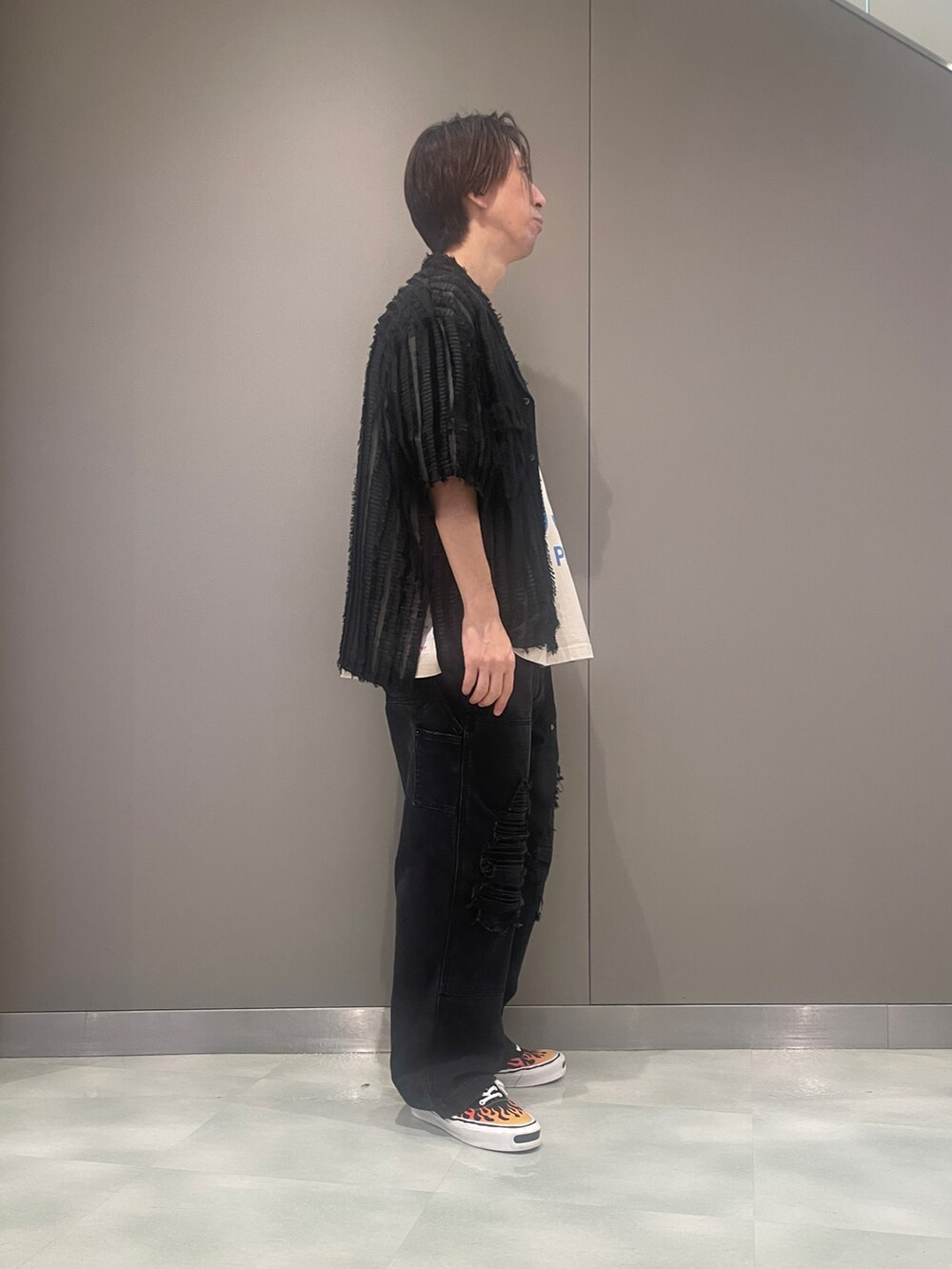 ブラック系のシャツ/ブラウス、ホワイト系のTシャツ/カットソー、ブラック系のその他パンツを着用したメンズの夏コーディネートの2枚目の写真