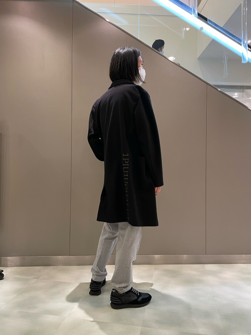 ホワイト系のダウンジャケット/コート、ブラック系のジャケット/アウター、グレー系のその他パンツを着用したメンズの秋コーディネートの2枚目の写真