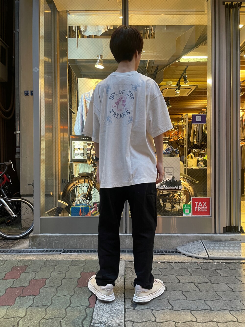 ホワイト系のTシャツ/カットソー、ホワイト系のスニーカーを着用したメンズの春コーディネートの2枚目の写真