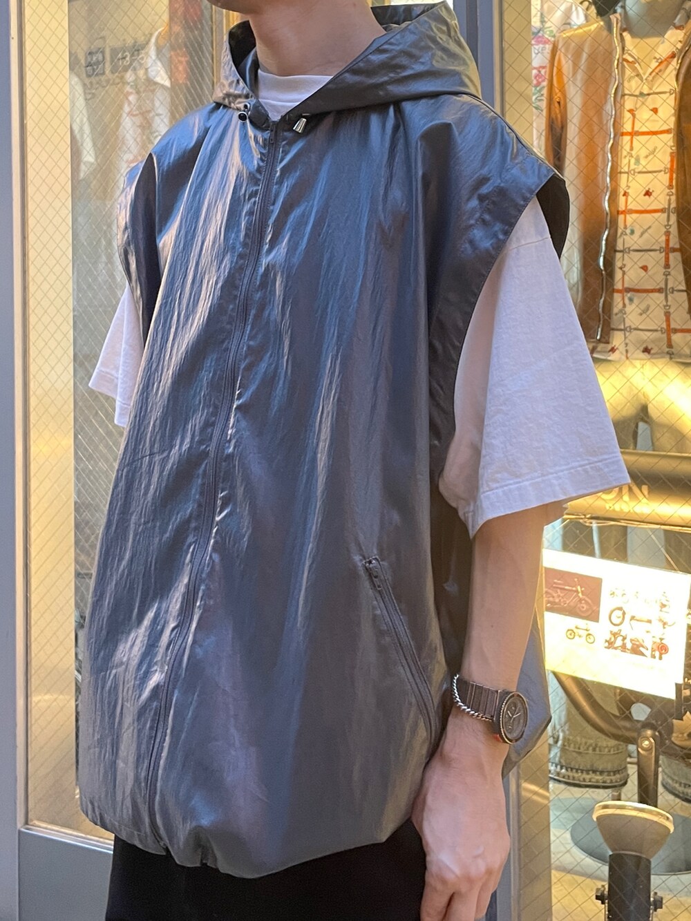 グレー系のその他アウター、ホワイト系のスニーカーを着用したメンズの春コーディネートの3枚目の写真