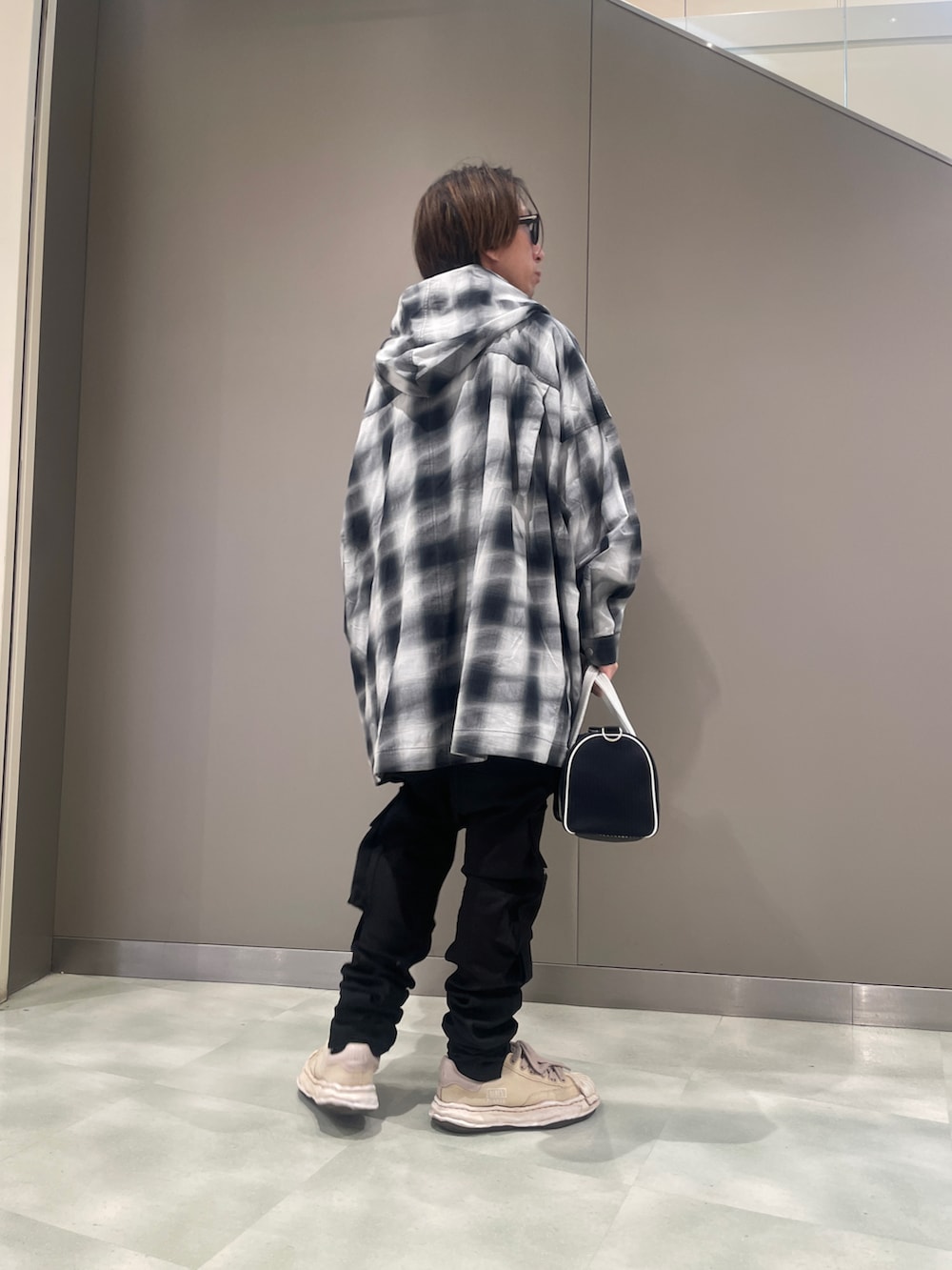 ブラック系のシャツ/ブラウス、ブラック系のデニムパンツ、ブラック系のバッグを着用したメンズの春コーディネートの3枚目の写真