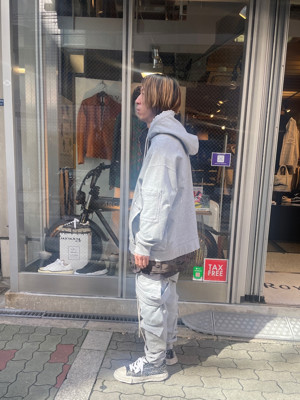 グレー系のパーカー、グレー系のTシャツ/カットソー、グレー系のスウェットパンツを着用したメンズの春コーディネートの2枚目の写真