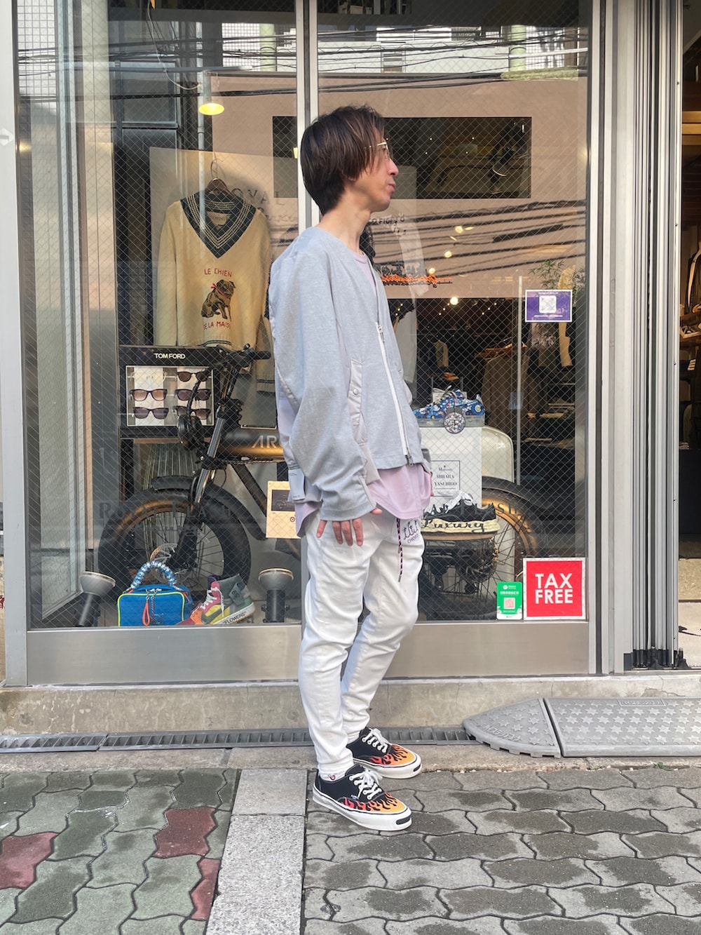 グレー系のカーディガン/ボレロ、ホワイト系のデニムパンツ、ホワイト系のデニムパンツを着用したメンズの夏コーディネートの2枚目の写真