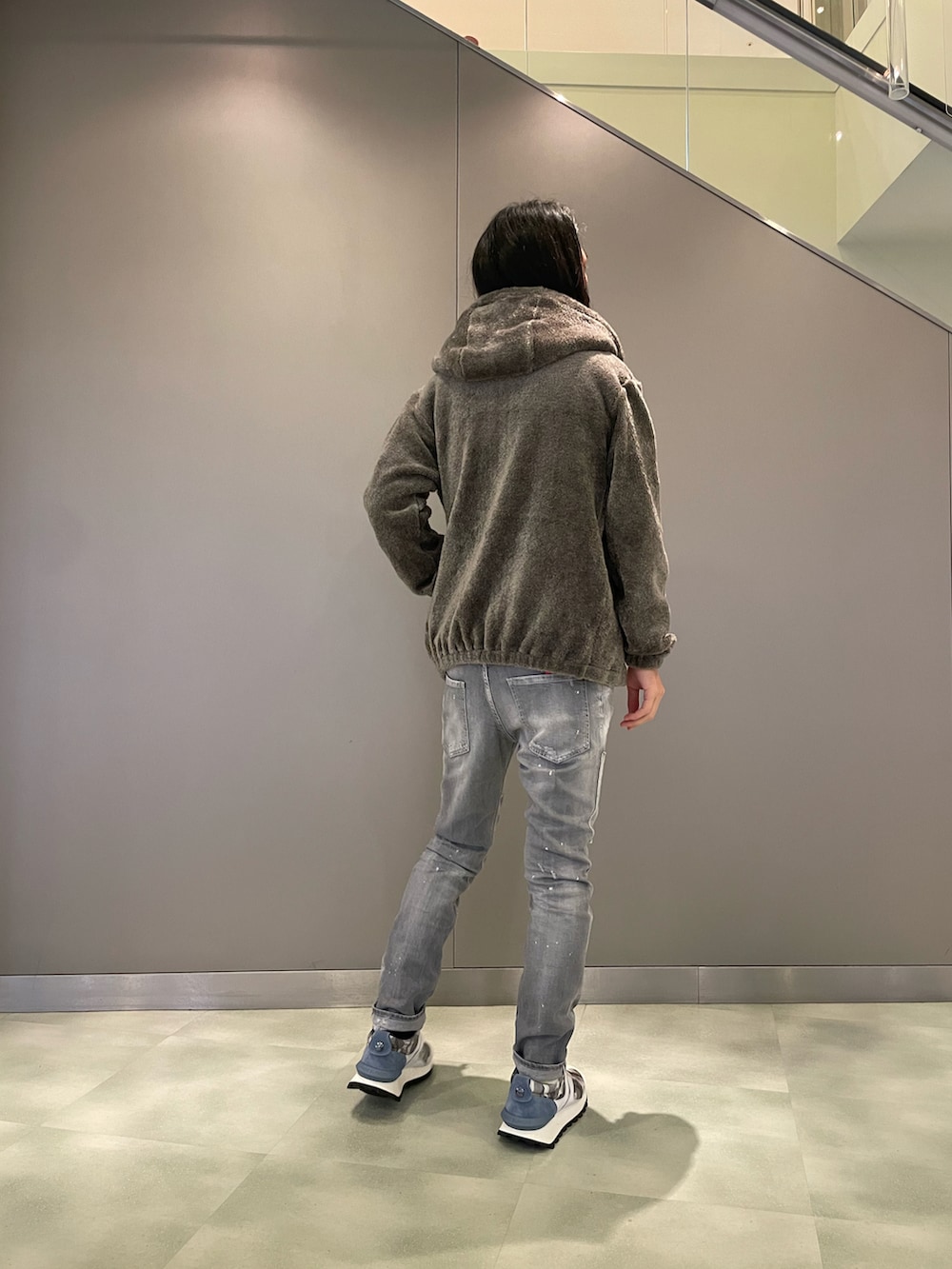 グリーン系のジャケット/アウター、ブルー系のTシャツ/カットソー、グレー系のデニムパンツを着用したメンズの秋コーディネートの3枚目の写真