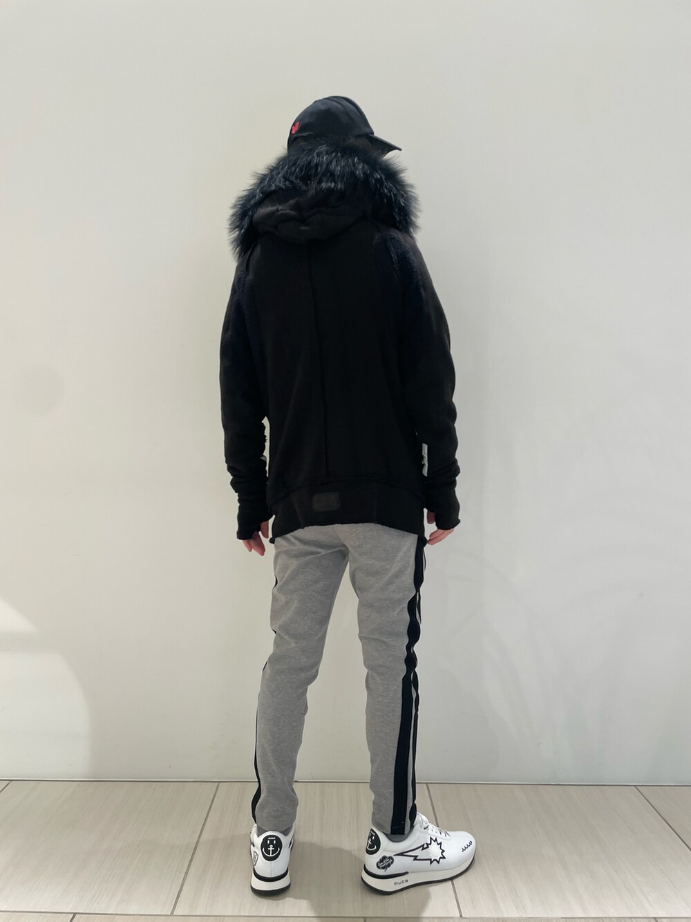 ブラック系のその他アウター、グリーン系のスウェットパンツ、ホワイト系のスニーカーを着用したメンズの冬コーディネートの4枚目の写真