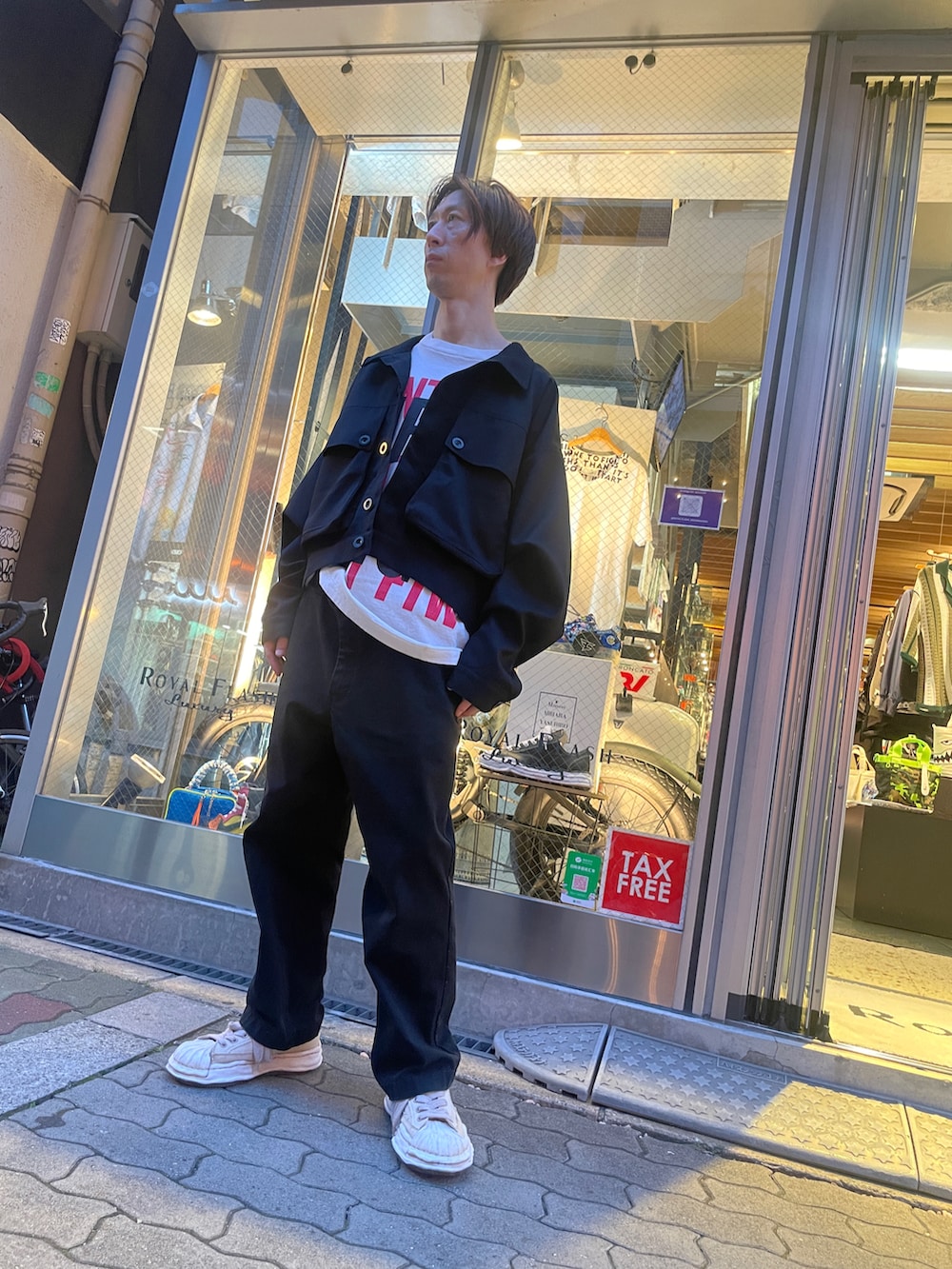 ブラック系のブルゾン、ホワイト系のTシャツ/カットソー、ホワイト系のスニーカーを着用したメンズの春コーディネートの2枚目の写真