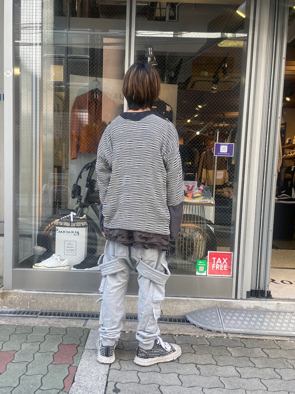 ホワイト系のシャツ/ブラウス、グレー系のTシャツ/カットソー、グレー系のスウェットパンツを着用したメンズの春コーディネートの3枚目の写真