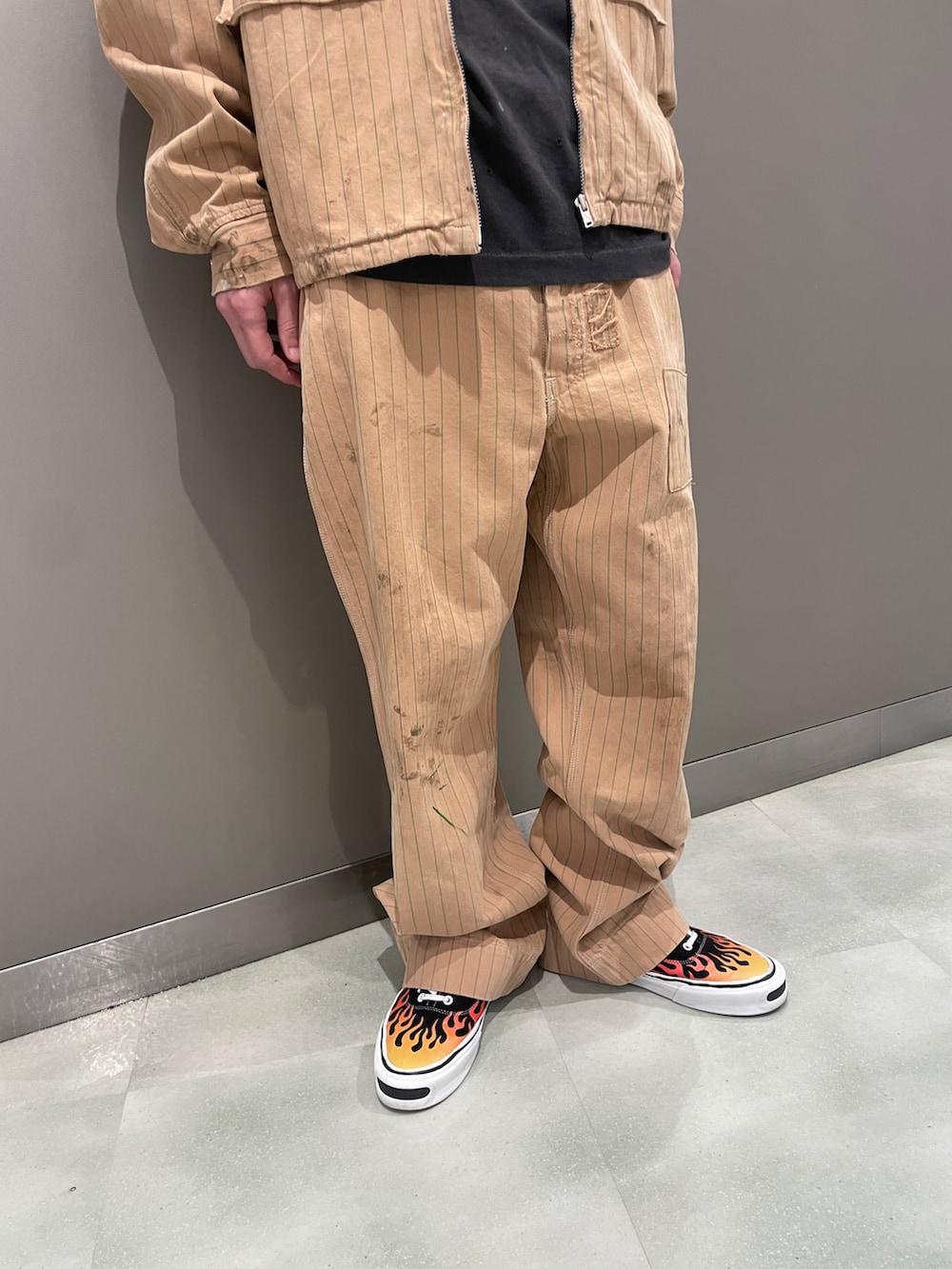 ブラック系のTシャツ/カットソー、ベージュ系のブルゾン、ベージュ系のパンツを着用したメンズの夏コーディネートの5枚目の写真