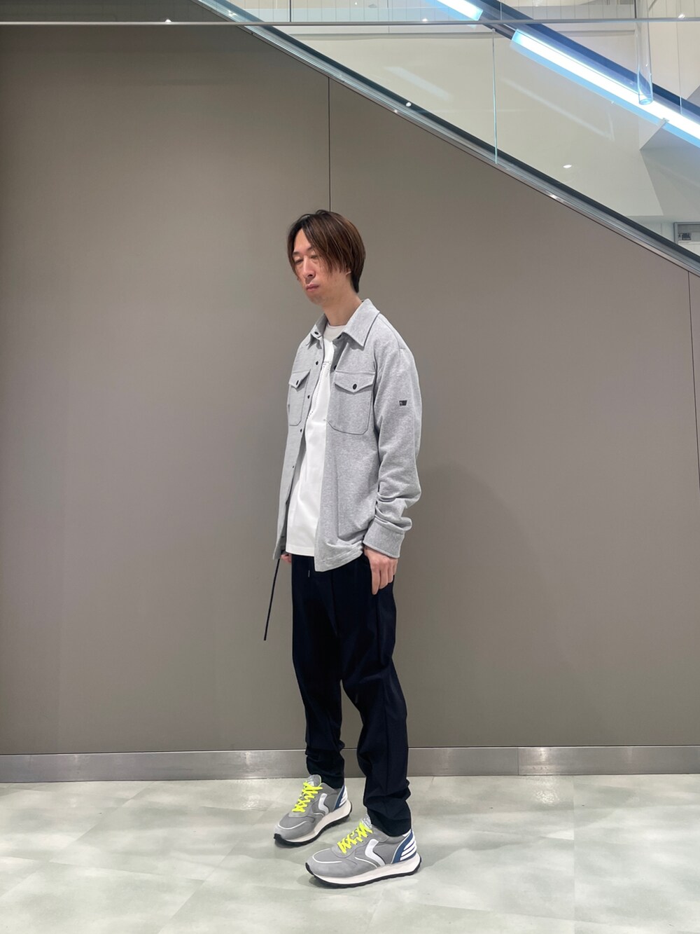 ホワイト系のTシャツ/カットソー、グレー系のトップス、ブルー系のその他パンツを着用したメンズの春コーディネートの2枚目の写真