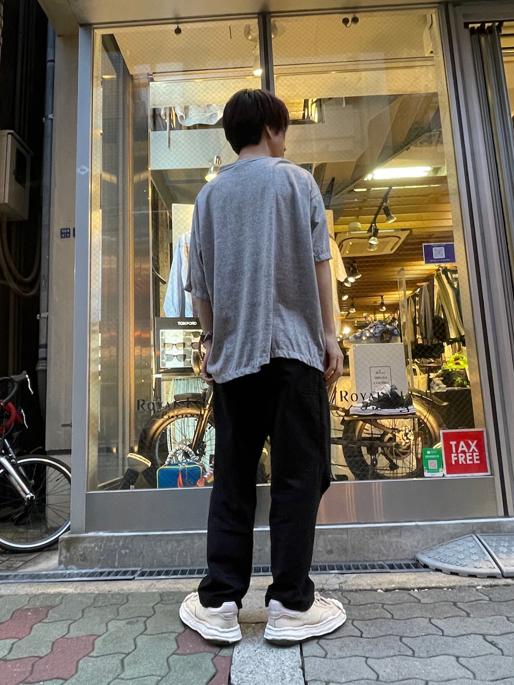 グレー系のTシャツ/カットソーを着用したメンズの春コーディネートの2枚目の写真