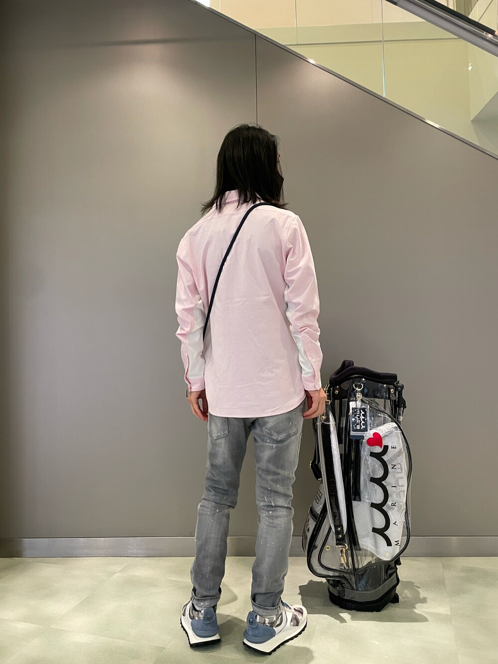 ピンク系のシャツ/ブラウス、ホワイト系のバッグ、グレー系のデニムパンツを着用したメンズの秋コーディネートの3枚目の写真