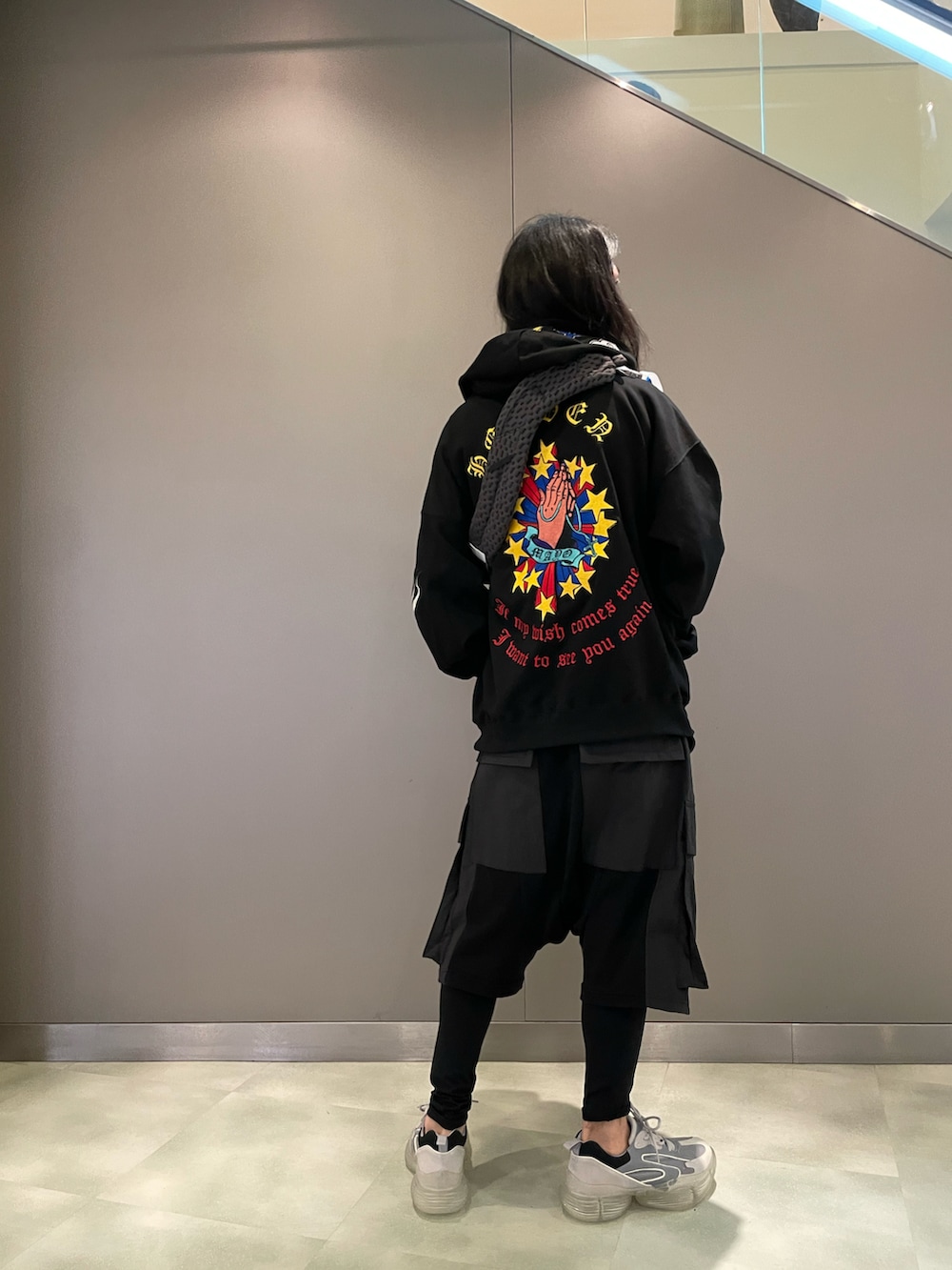 ブラック系のショルダーバッグ、ブラック系のその他パンツ、グレー系のスニーカーを着用したメンズの夏コーディネートの2枚目の写真