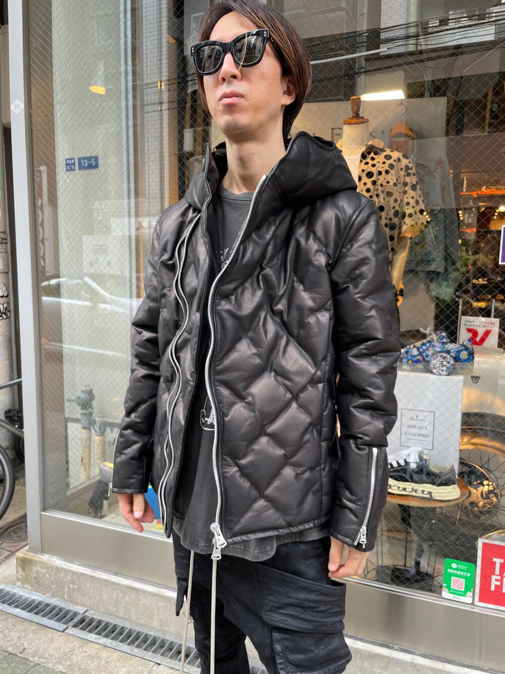 ブラック系のTシャツ/カットソー、ブラック系のジャケット/アウター、ブラック系のカーゴパンツを着用したメンズの夏コーディネートの5枚目の写真