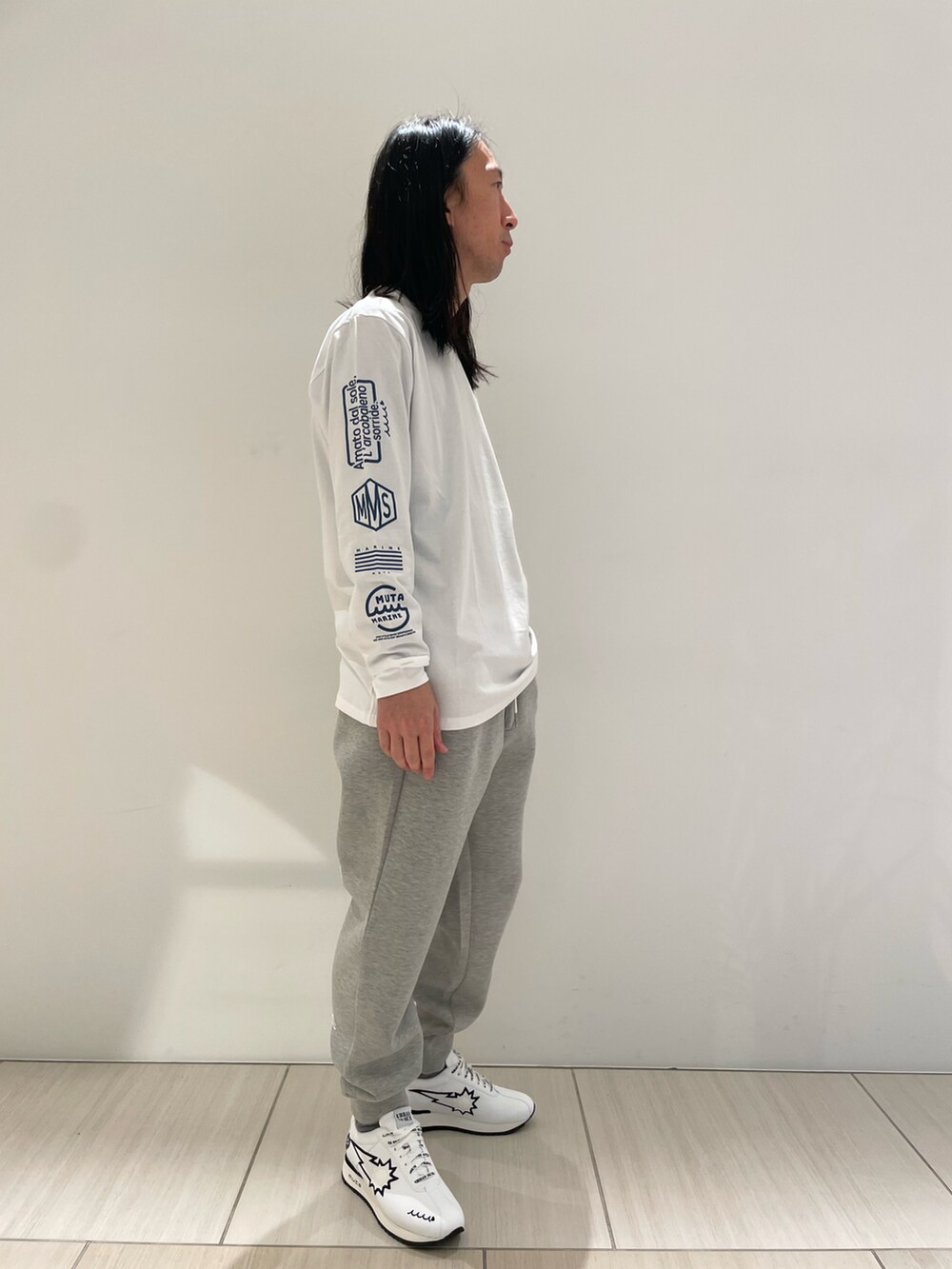 ホワイト系のTシャツ/カットソー、グレー系のその他パンツ、ホワイト系のスニーカーを着用したメンズの冬コーディネートの3枚目の写真