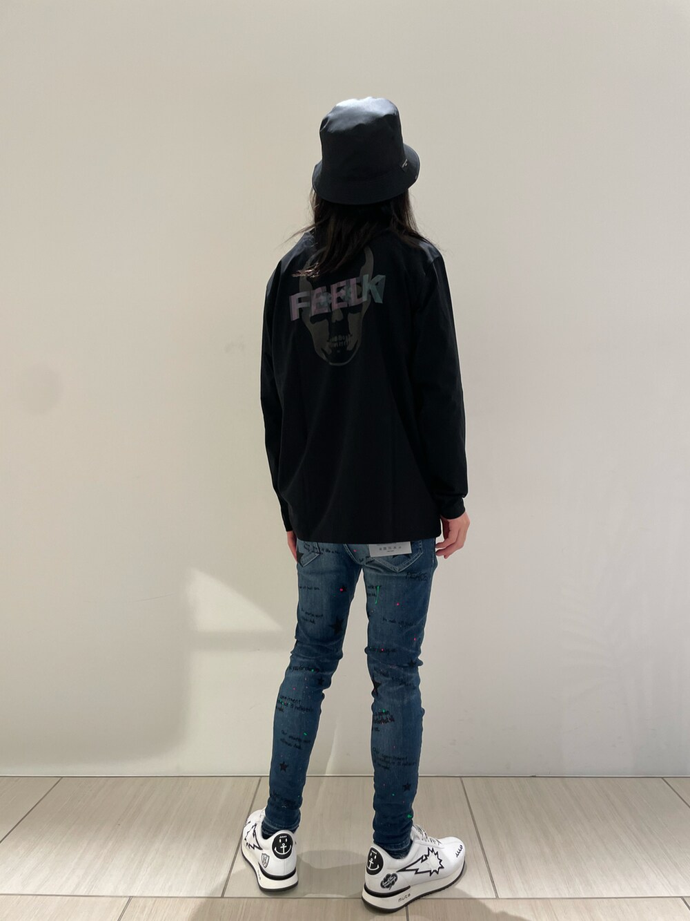 ホワイト系のTシャツ/カットソー、ブルー系のデニムパンツ、ホワイト系のスニーカーを着用したメンズの冬コーディネートの2枚目の写真