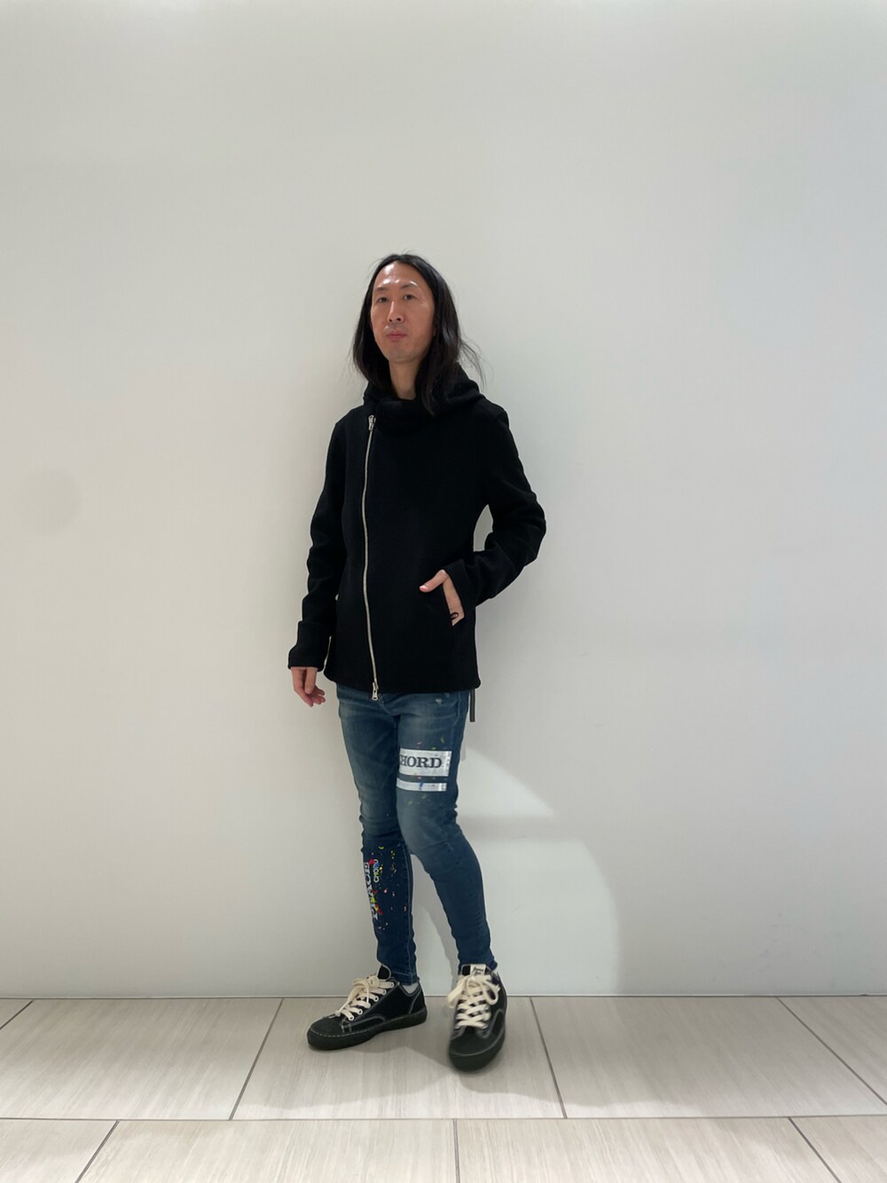 ブラック系のブルゾン、その他のデニムパンツ、ブラック系のスニーカーを着用したメンズの秋コーディネートの2枚目の写真