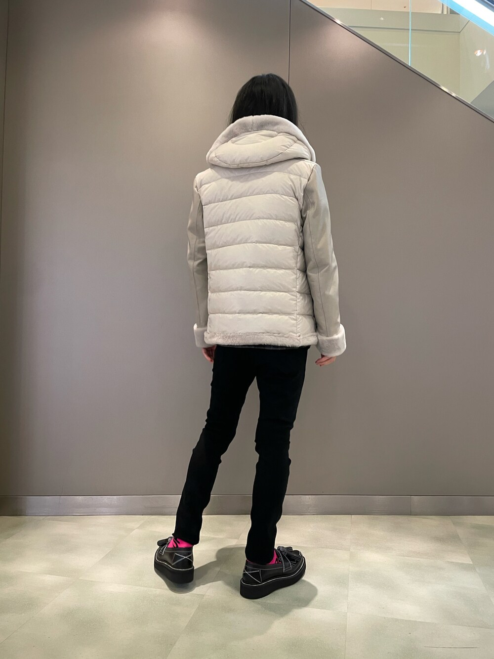 ブラック系のシャツ/ブラウス、ホワイト系のジャケット/アウター、ブラック系のパンツを着用したメンズの秋コーディネートの3枚目の写真