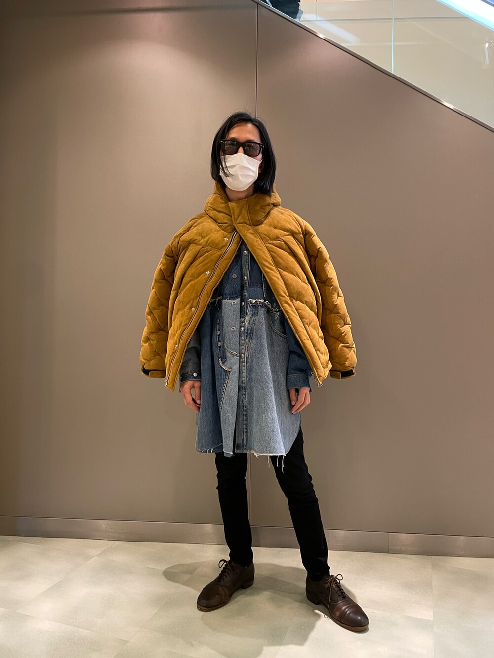 ブラウン系のジャケット/アウター、ブルー系のノーカラージャケット、ブラック系のパンツを着用したメンズの秋コーディネートの2枚目の写真