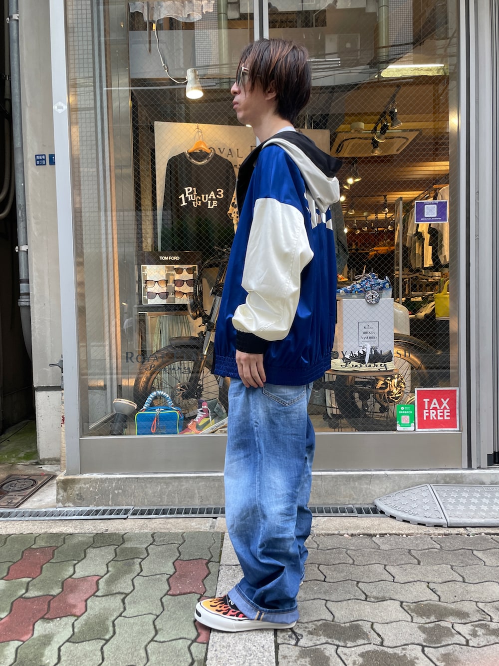 ホワイト系のTシャツ/カットソー、ブルー系のジャケット/アウター、ブルー系のデニムパンツを着用したメンズの夏コーディネートの2枚目の写真