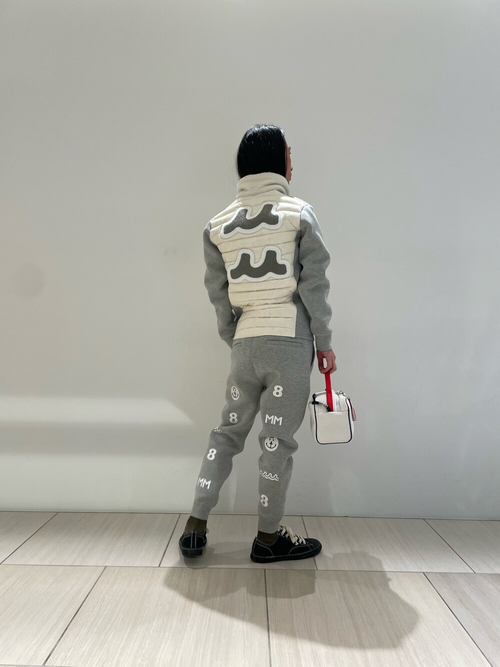 グレー系のその他パンツ、グレー系のブルゾン、ホワイト系のバッグを着用したメンズの秋コーディネートの3枚目の写真