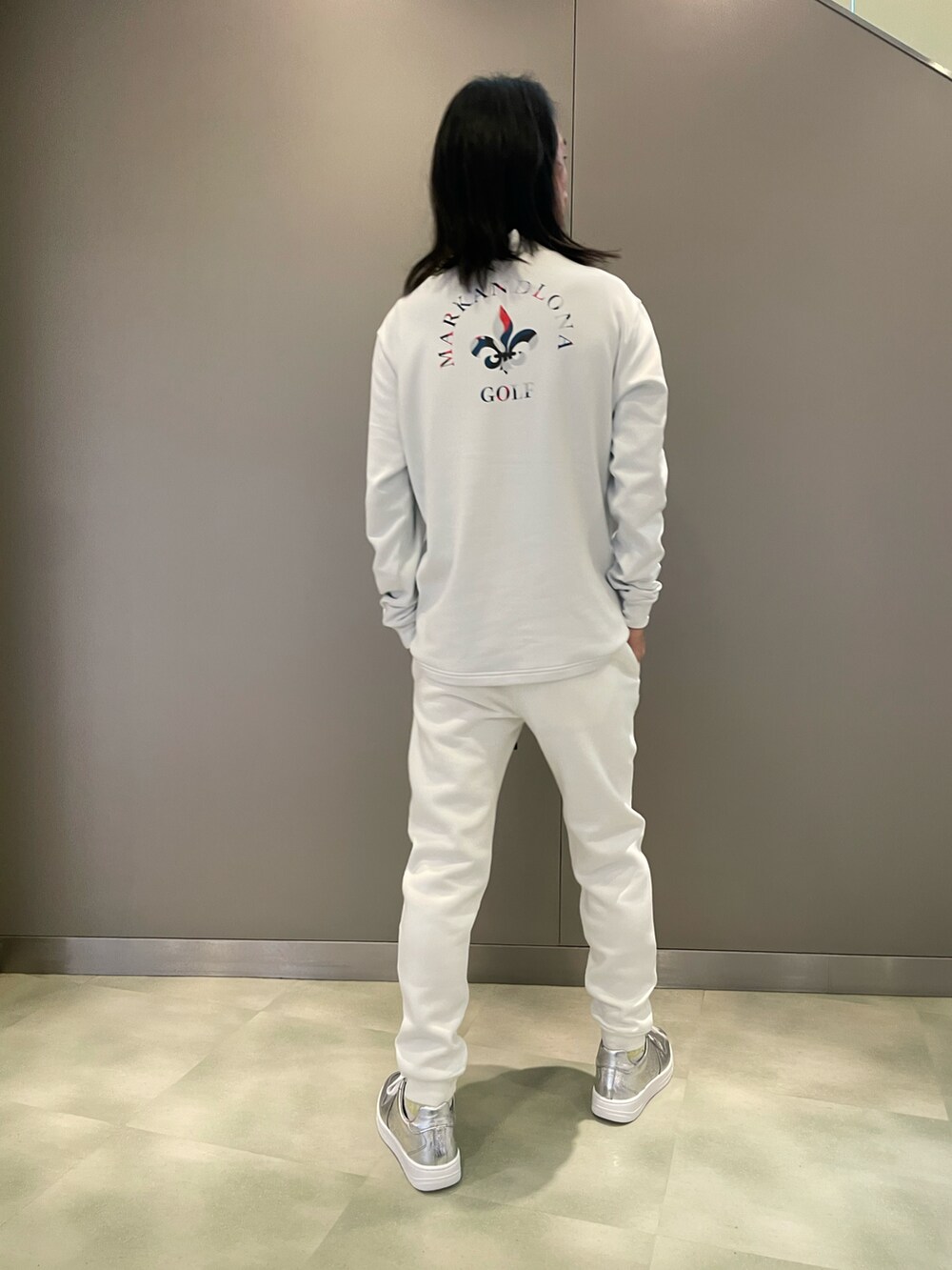 ホワイト系のトップス、ホワイト系のパンツ、シルバー系のスニーカーを着用したメンズの秋コーディネートの2枚目の写真