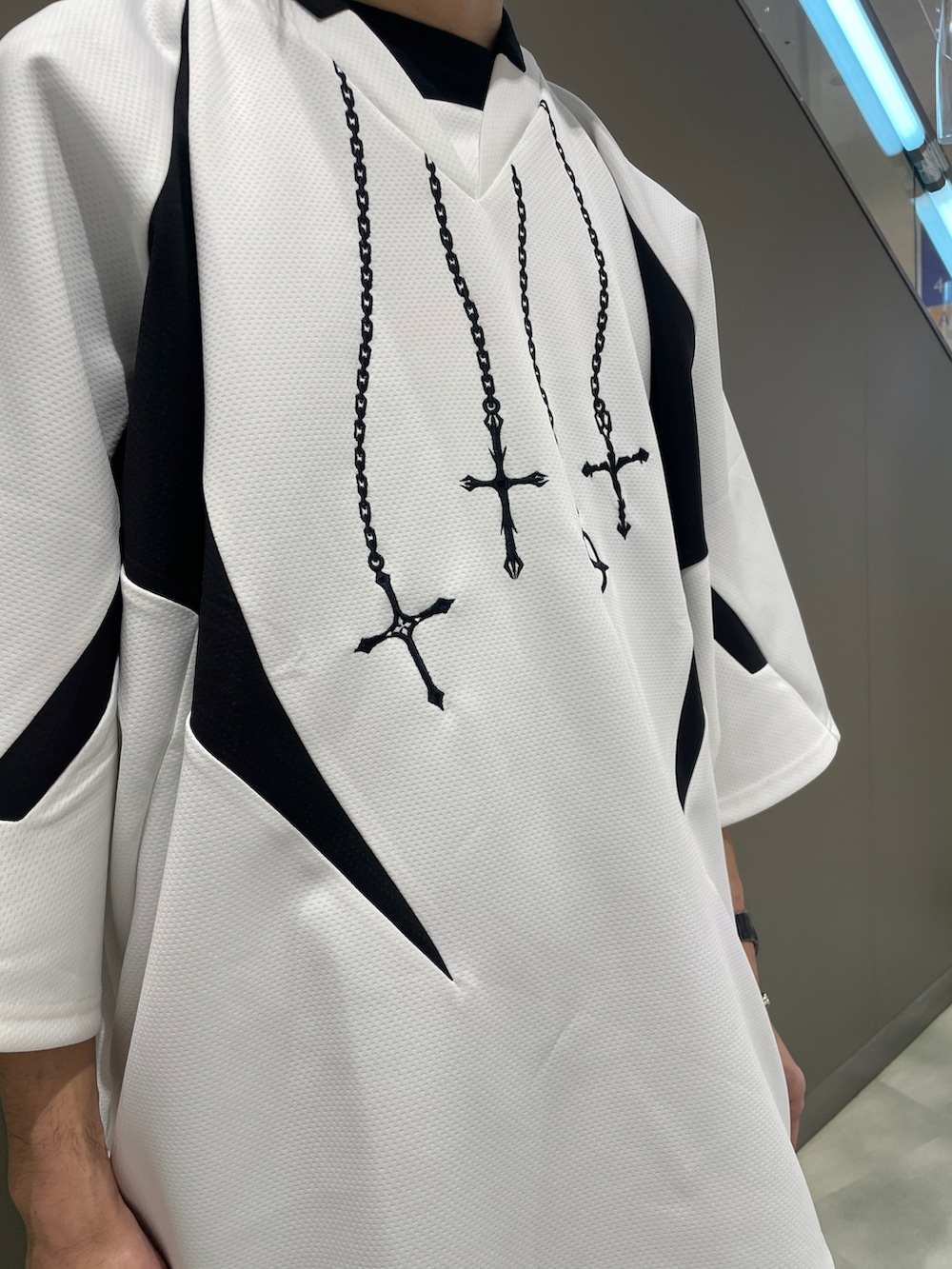 ホワイト系のTシャツ/カットソー、ブラック系のパンツ、ホワイト系のスニーカーを着用したメンズの春コーディネートの3枚目の写真