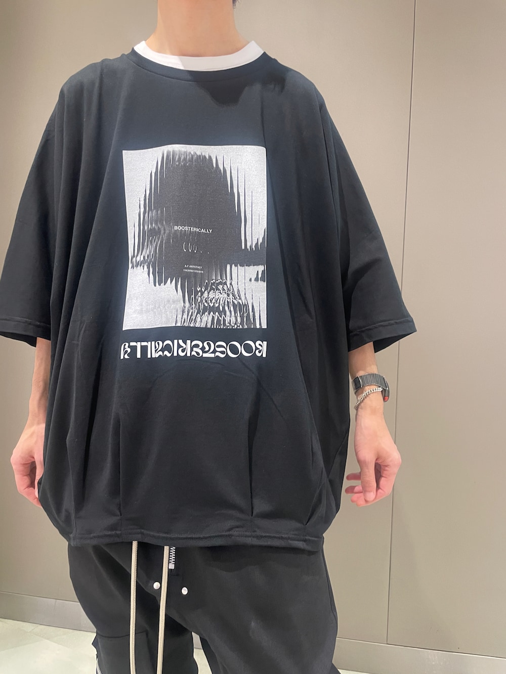 ブラック系のデニムパンツ、ブラック系のTシャツ/カットソー、ホワイト系のスニーカーを着用したメンズの春コーディネートの4枚目の写真