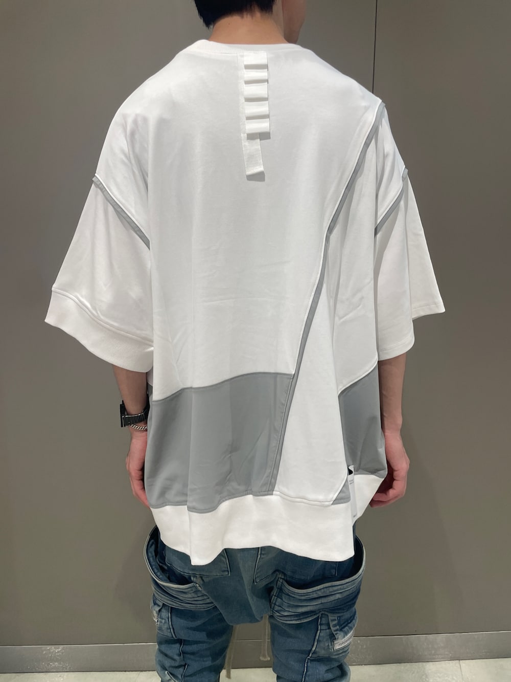 ブラック系のTシャツ/カットソー、ブルー系のデニムパンツ、ブラック系のブーツを着用したメンズの夏コーディネートの5枚目の写真