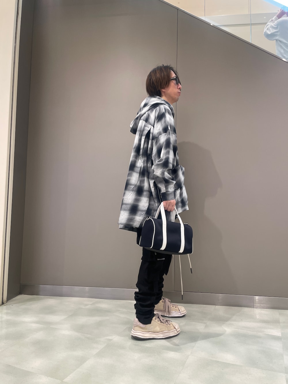 ブラック系のシャツ/ブラウス、ブラック系のデニムパンツ、ブラック系のバッグを着用したメンズの春コーディネートの2枚目の写真