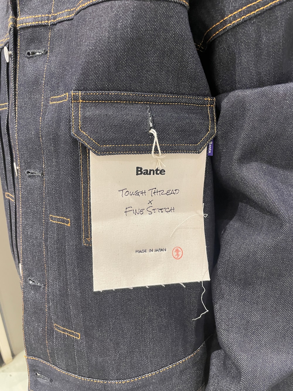 ブラック系のTシャツ/カットソー、ブルー系のその他アウター、ベージュ系のパンツを着用したメンズの夏コーディネートの3枚目の写真