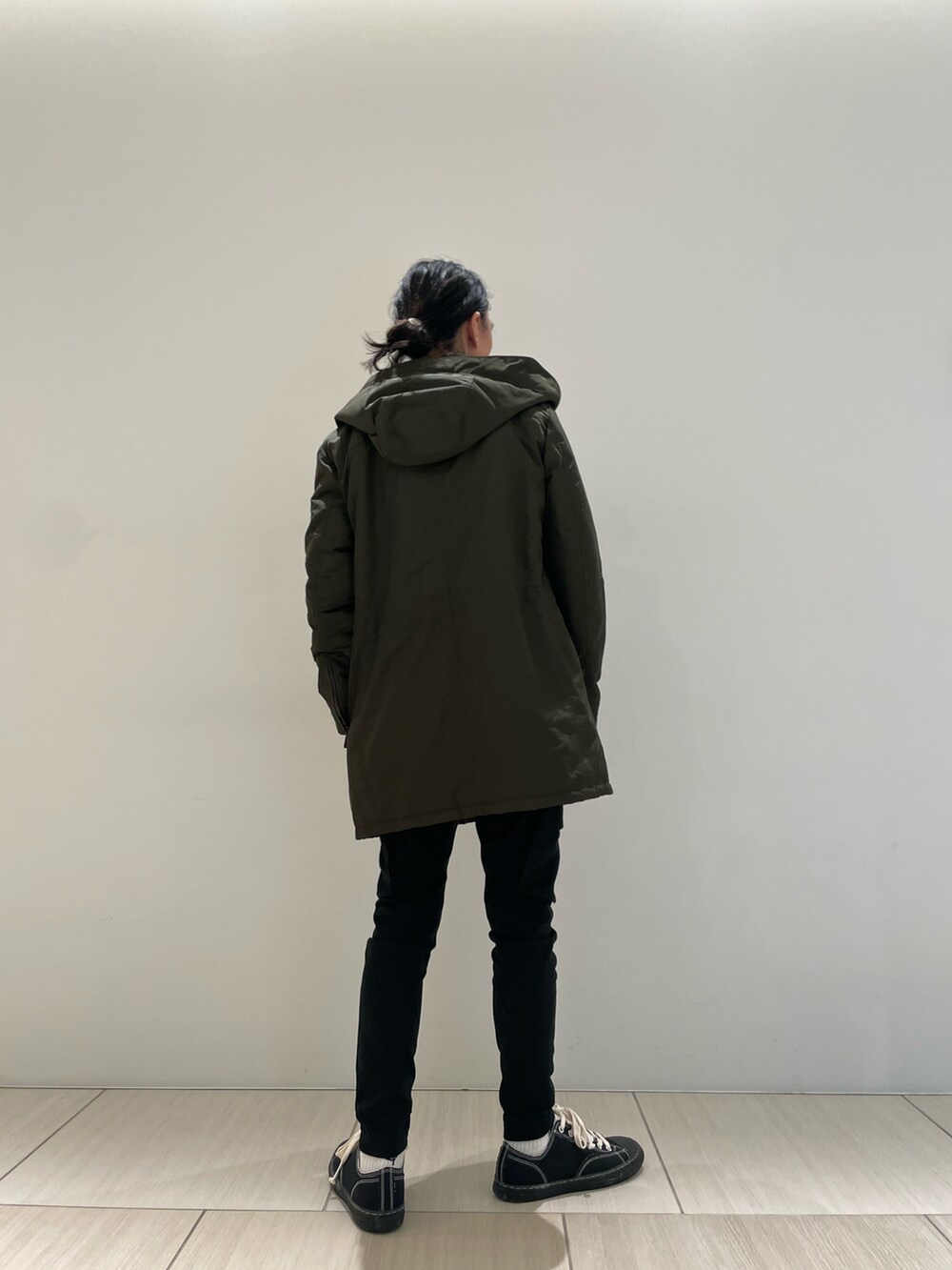 グリーン系のジャケット/アウター、グレー系のTシャツ/カットソー、ブラック系のパンツを着用したメンズの秋コーディネートの3枚目の写真