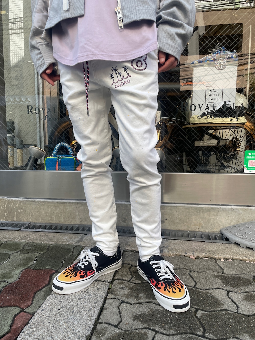 グレー系のカーディガン/ボレロ、ホワイト系のデニムパンツ、ホワイト系のデニムパンツを着用したメンズの夏コーディネートの5枚目の写真