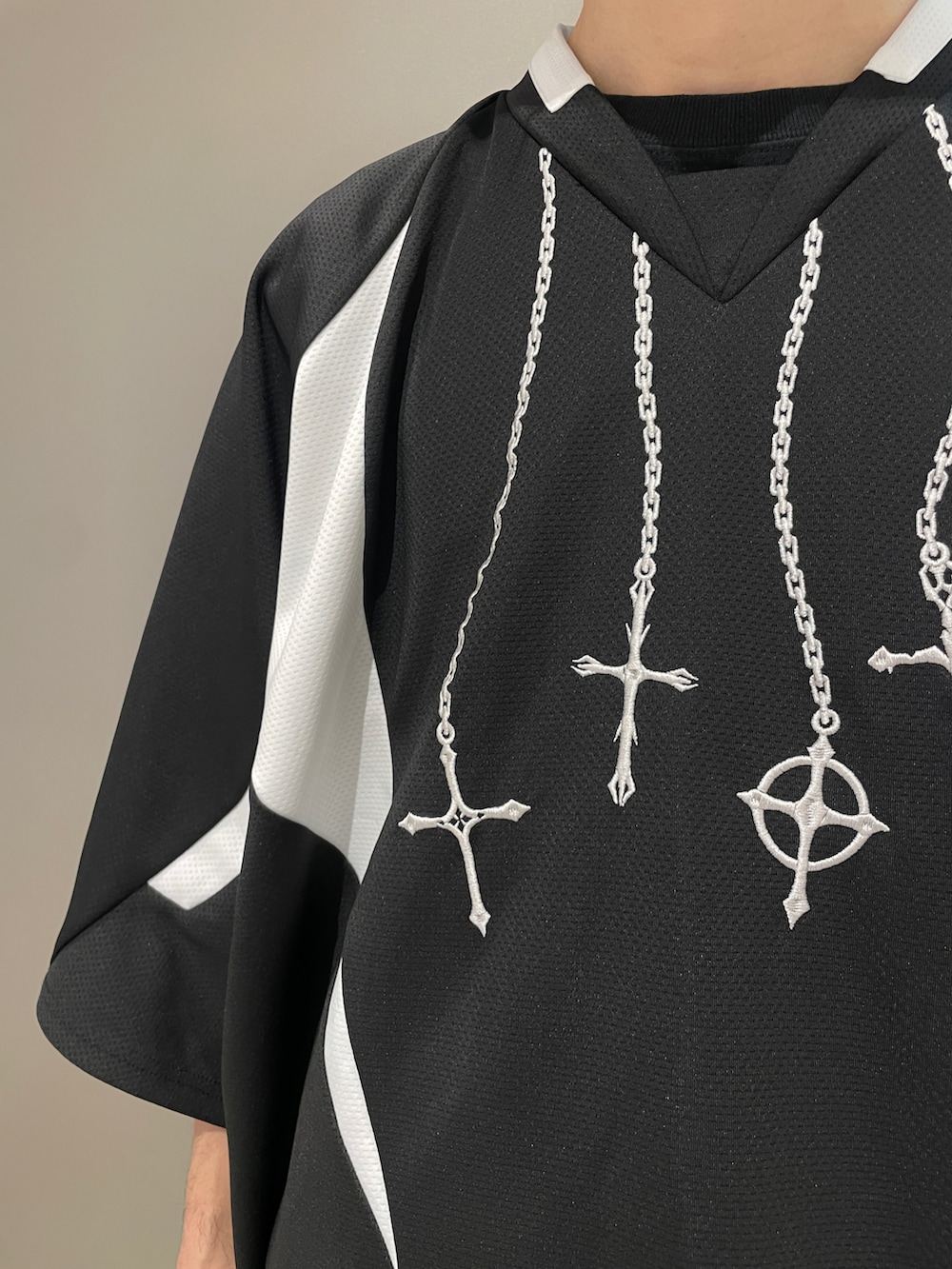 ブラック系のTシャツ/カットソー、ブラック系のパンツ、ホワイト系のスニーカーを着用したメンズの春コーディネートの4枚目の写真