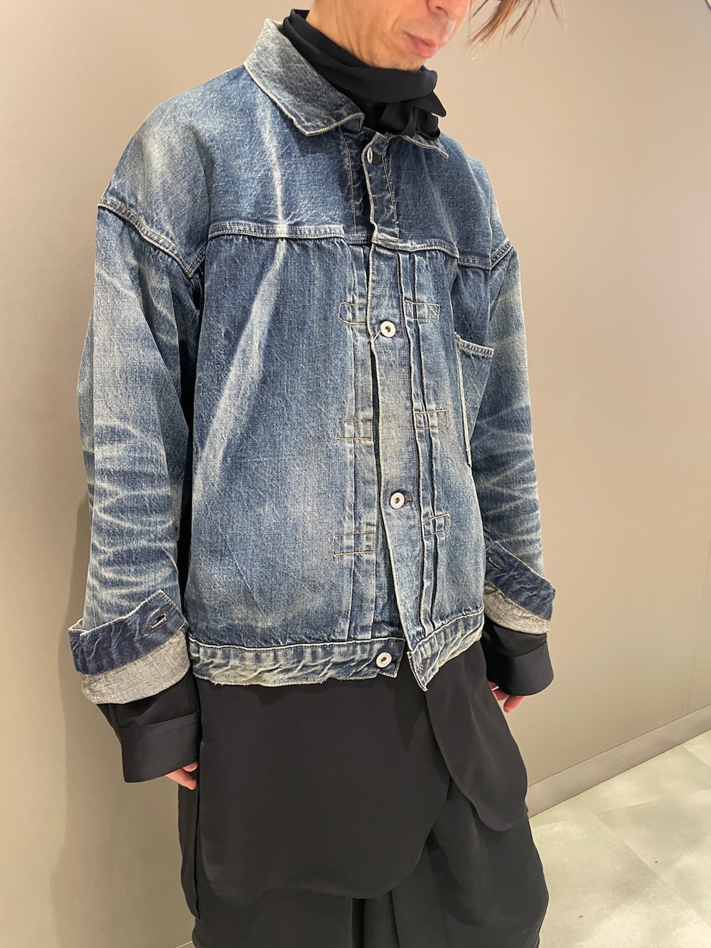 ブラック系のシャツ/ブラウス、ブルー系のデニムジャケット、ブラック系のパンツを着用したメンズの春コーディネートの4枚目の写真