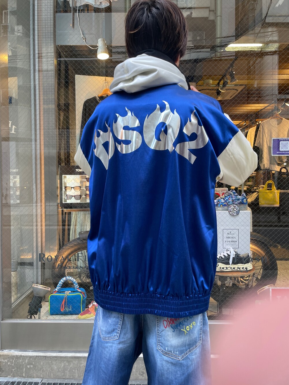 ホワイト系のTシャツ/カットソー、ブルー系のジャケット/アウター、ブルー系のデニムパンツを着用したメンズの夏コーディネートの5枚目の写真