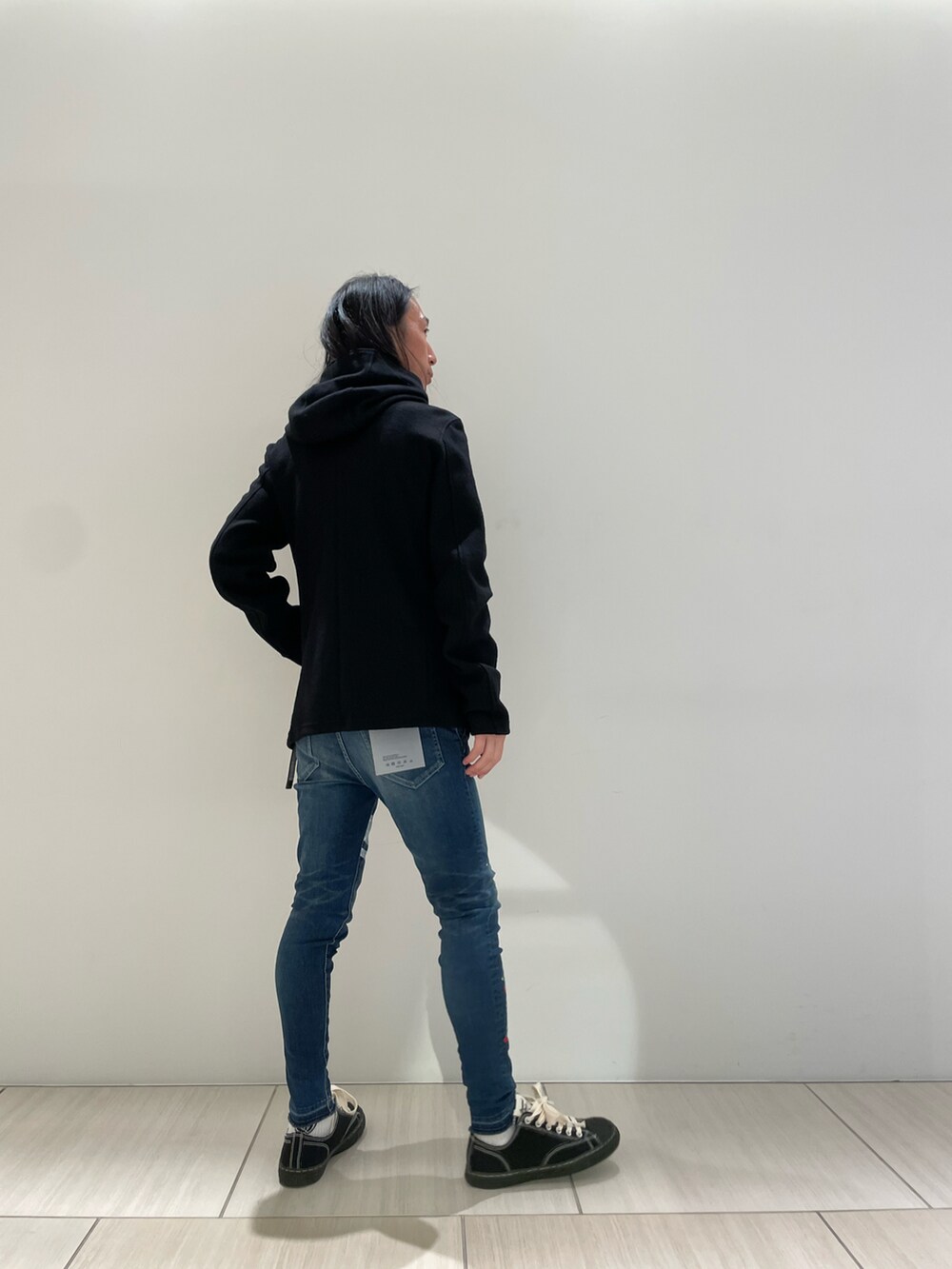 ブラック系のブルゾン、その他のデニムパンツ、ブラック系のスニーカーを着用したメンズの秋コーディネートの3枚目の写真