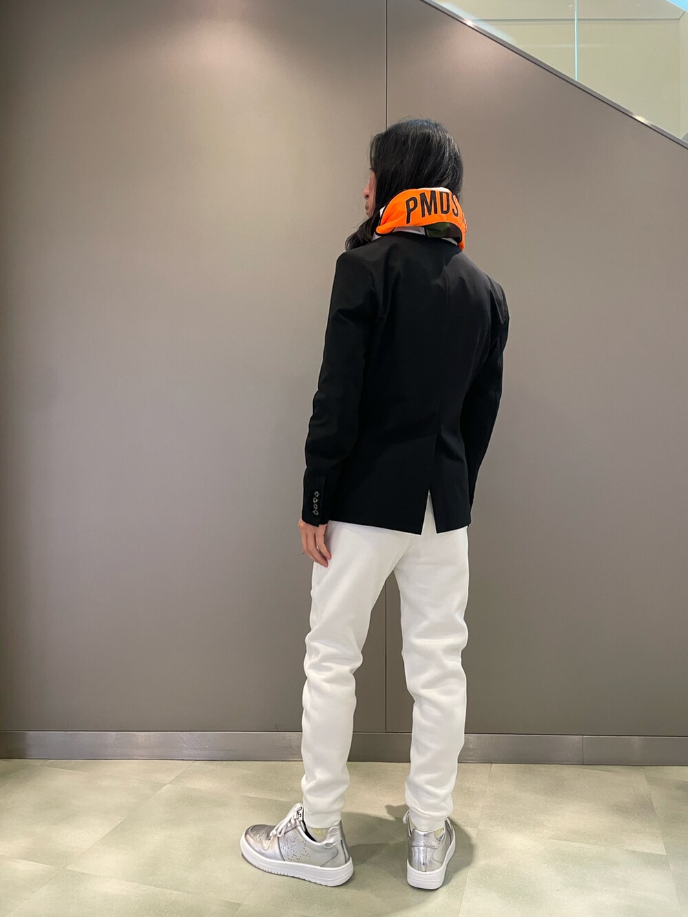 ブラック系のジャケット/アウター、ホワイト系のパーカー、ホワイト系のパンツを着用したメンズの秋コーディネートの2枚目の写真