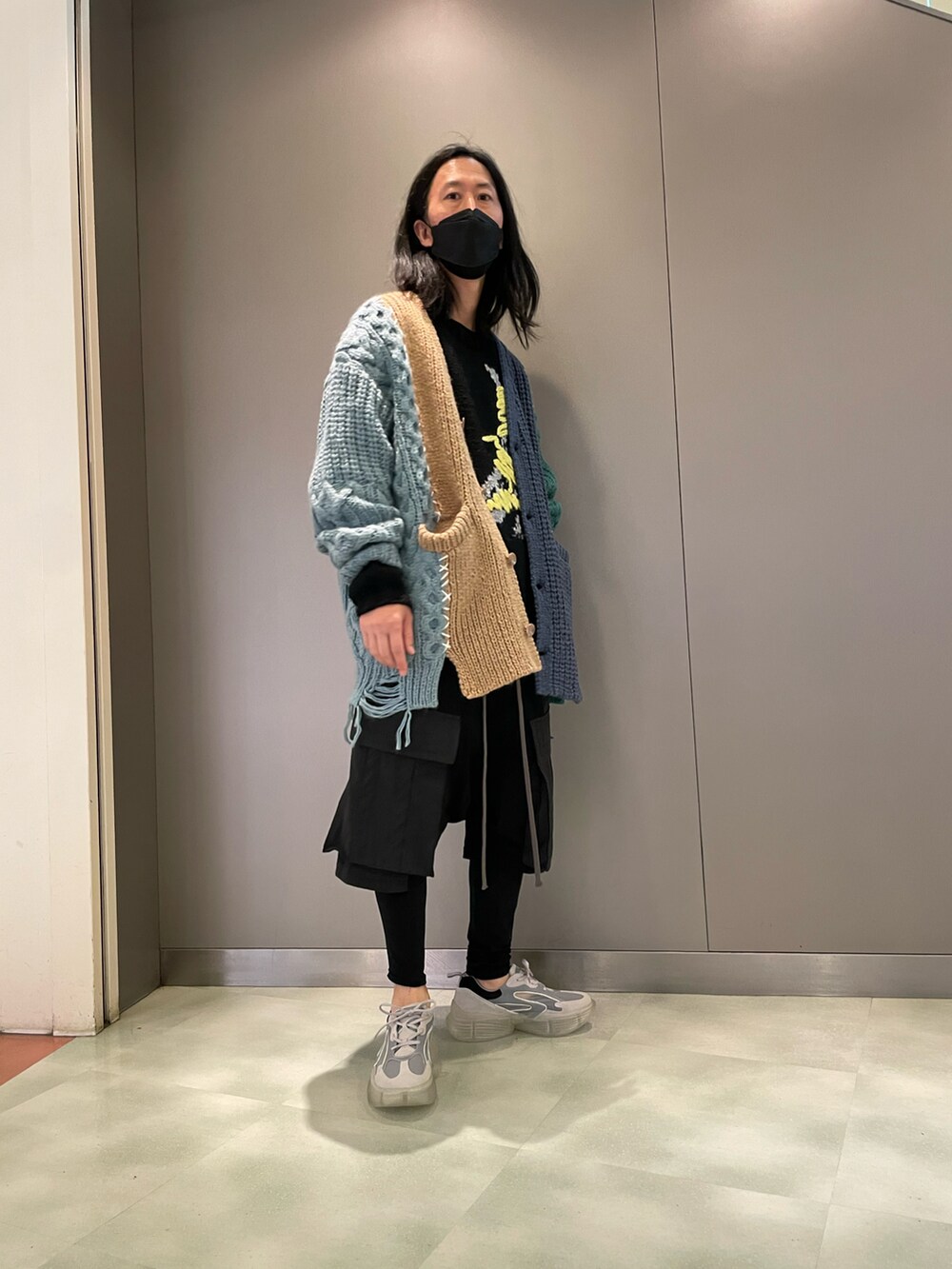 ブラック系のニット/セーター、その他のカーディガン/ボレロ、ブラック系のその他パンツを着用したメンズの夏コーディネートの3枚目の写真