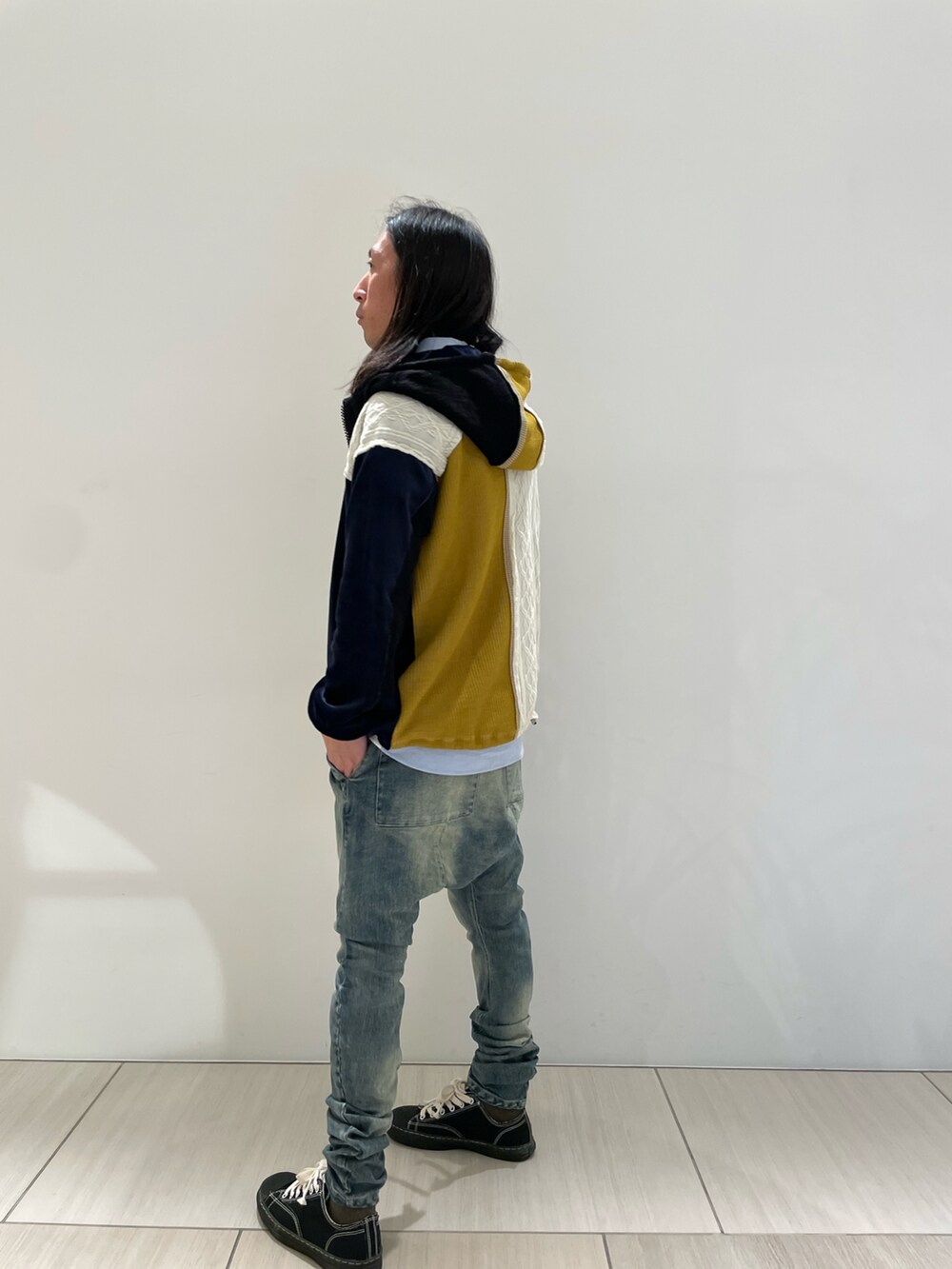 ホワイト系のパーカー、その他のシャツ/ブラウス、ホワイト系のバッグを着用したメンズの冬コーディネートの2枚目の写真