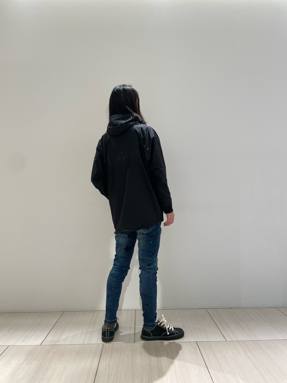 ブラック系のジャケット/アウター、ブルー系のデニムパンツ、ブラック系のスニーカーを着用したメンズの秋コーディネートの3枚目の写真