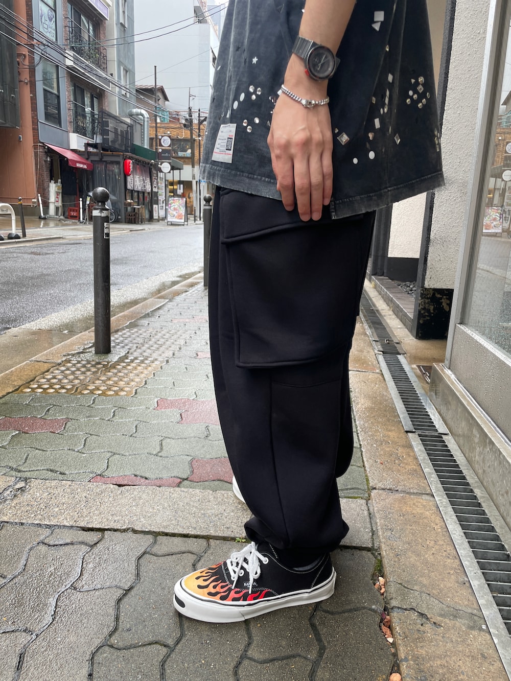 ブラック系のTシャツ/カットソー、ブラック系のパンツ、ブラック系のスニーカーを着用したメンズの夏コーディネートの5枚目の写真