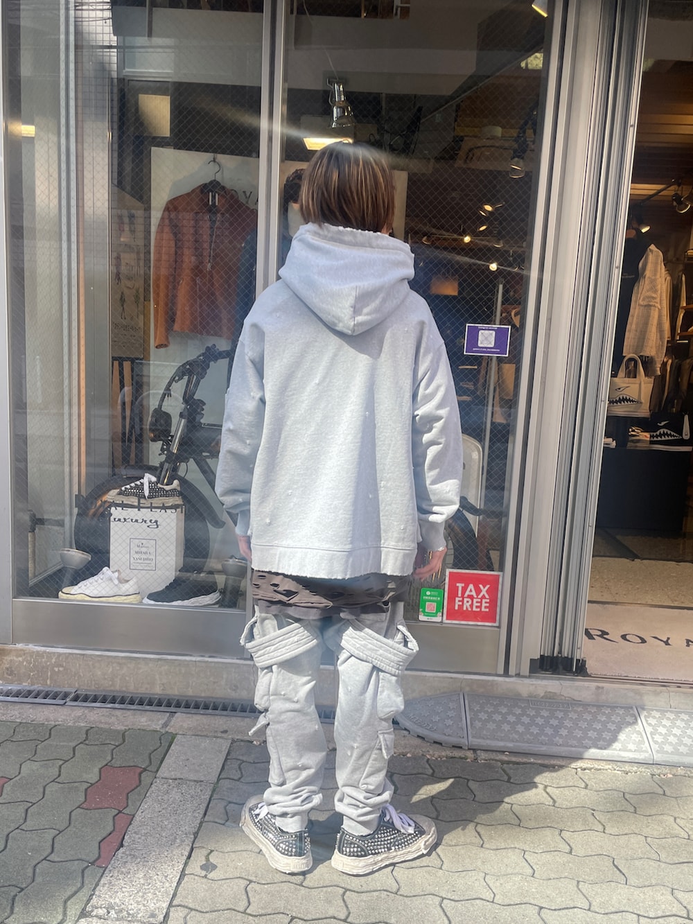 グレー系のパーカー、グレー系のTシャツ/カットソー、グレー系のスウェットパンツを着用したメンズの春コーディネートの3枚目の写真