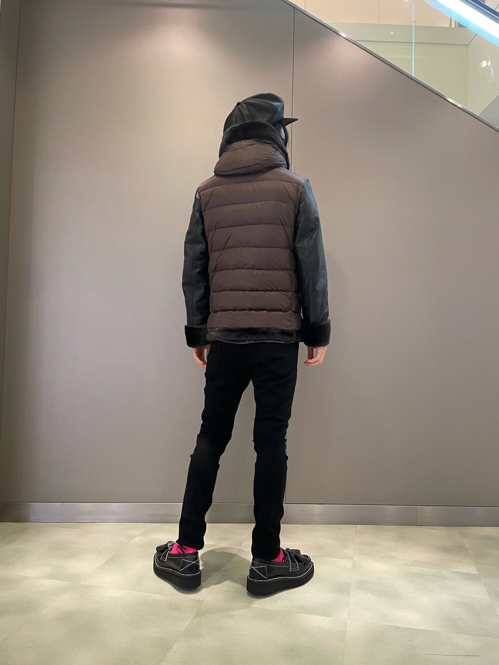 ブラウン系のジャケット/アウター、ブラック系のパンツ、ブラック系のシューズを着用したメンズの秋コーディネートの3枚目の写真