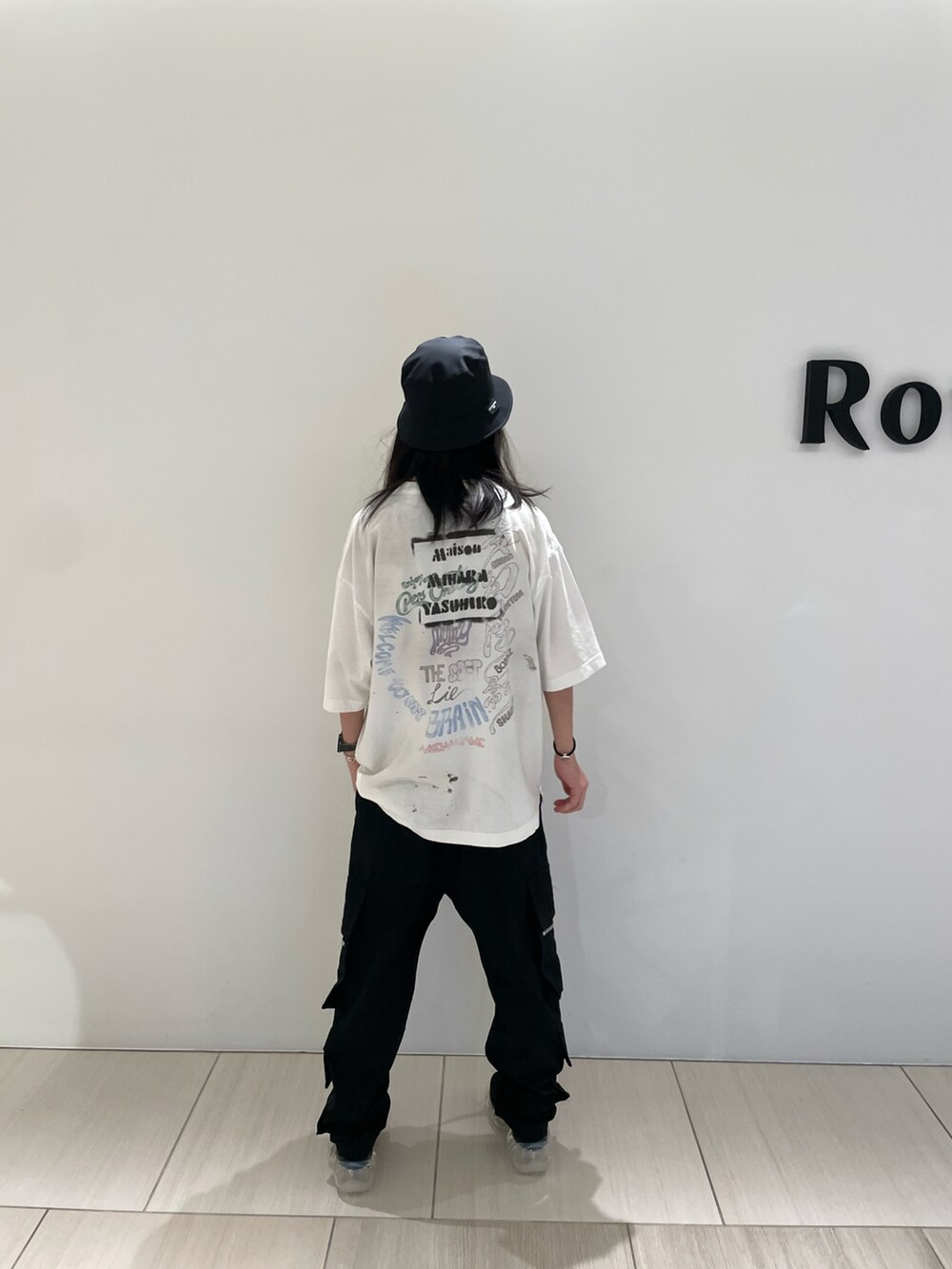 ホワイト系のTシャツ/カットソー、ブラック系のパンツ、ブラック系のスニーカーを着用したメンズの冬コーディネートの2枚目の写真