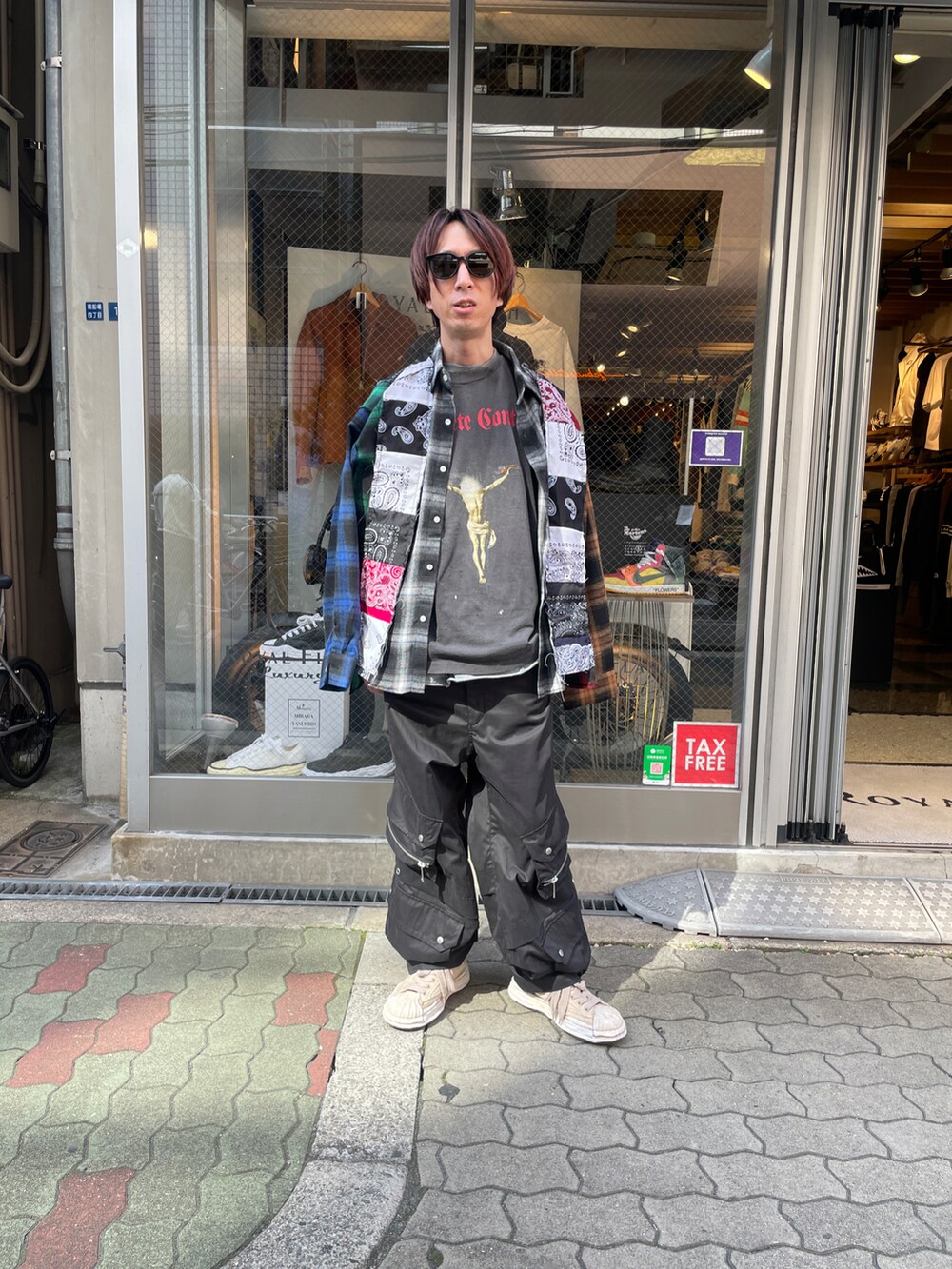 ブラック系のTシャツ/カットソー、その他のシャツ/ブラウス、ブラック系のカーゴパンツを着用したメンズの春コーディネートの4枚目の写真